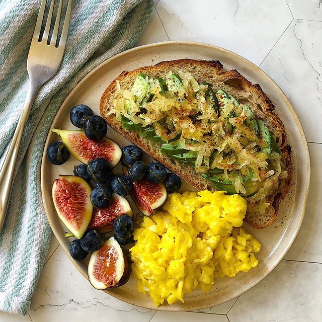 🥑🥚 Happy Labor Day, everyone! I spent the last morning of this long weekend enjoying this beautiful breakfast plate of avo toast, turmeric scrambled eggs, and a mixture of figs and blueberries drizzled with @wedderspoonofficial manuka honey!
.
For 