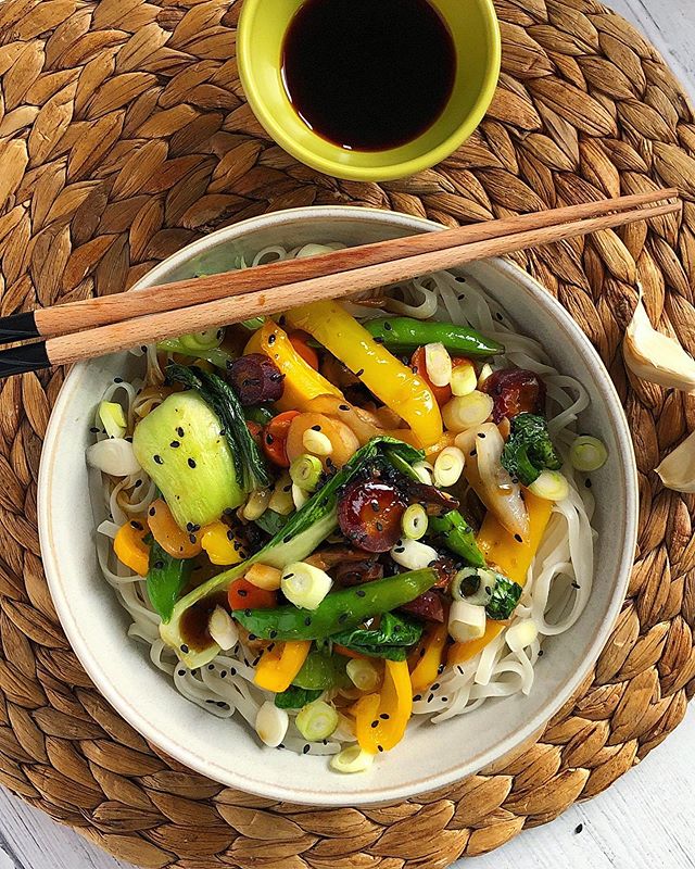 🥕🍜 I can&rsquo;t believe it is already Monday! I seriously wish I was still enjoying this delicious veggie stir fry I whipped up for dinner Friday night, and then could do the weekend all over again.
.
Stir fry meals are my go-to for a quick week n