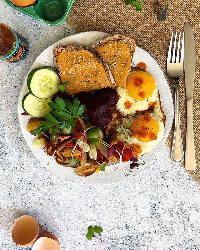 🍞🍳 Thursday definitely needs a beautiful breakfast plate. A day closer to the weekend, and a beautiful one here in Boston at that!
.
Absolutely loving this long lasting warm weather here in the NE, inspiring me to create this smorgasbord featuring: