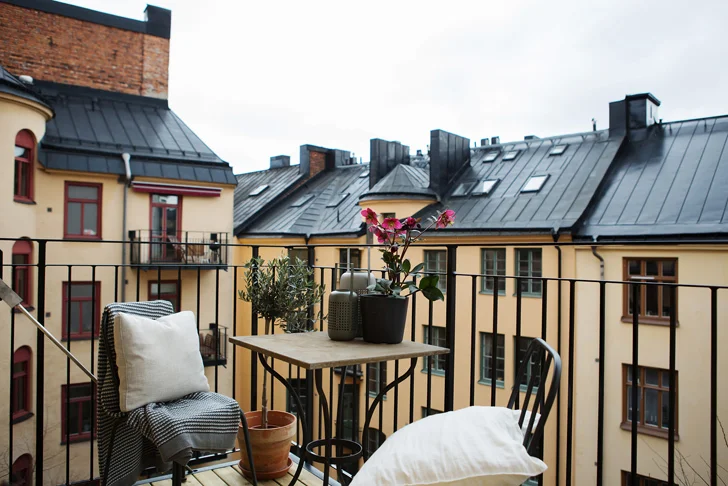 modern Scandinavian apartment: balcony