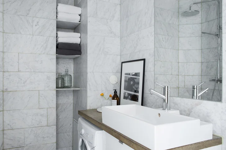modern Scandinavian apartment: bathroom