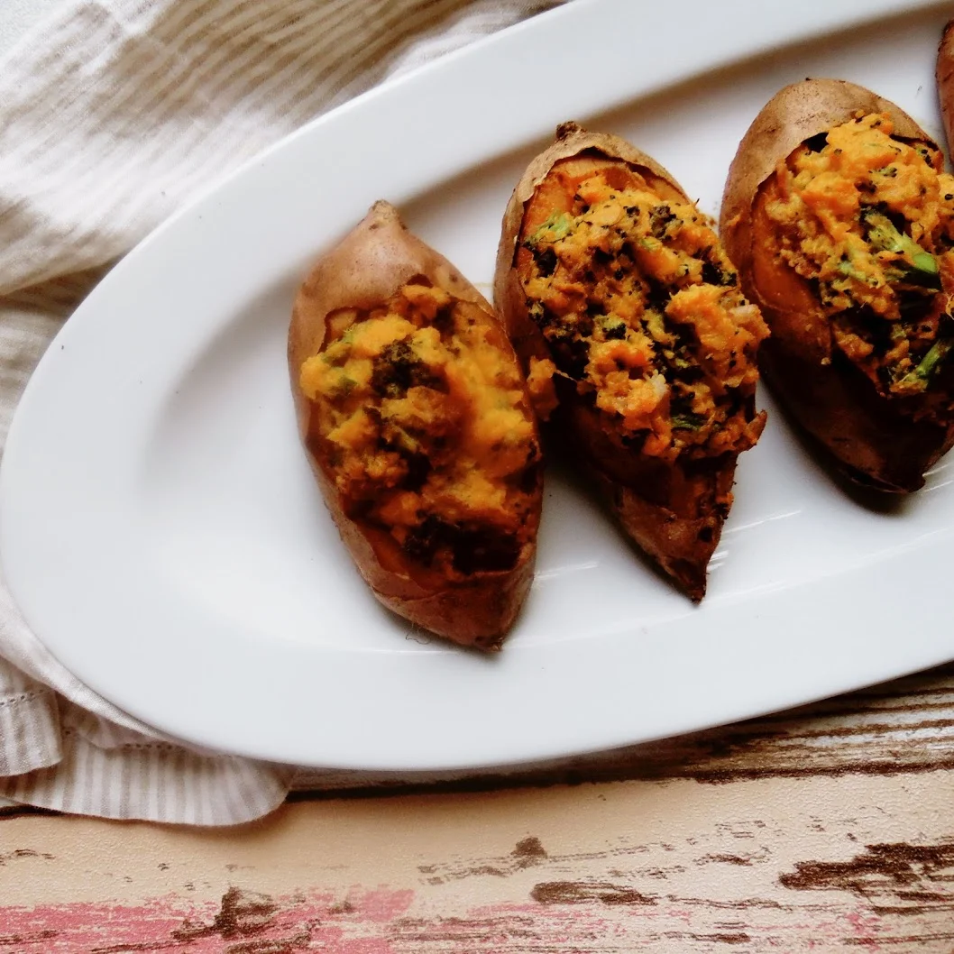 Stuffed sweet potato with bacon and broccoli. This simple side dish recipe will be sure to impress your guests. 