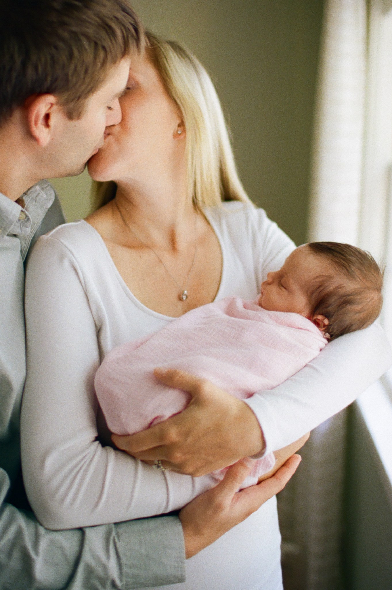 at_home_newborn_session_film_deborah_zoe_photography_00001.JPG