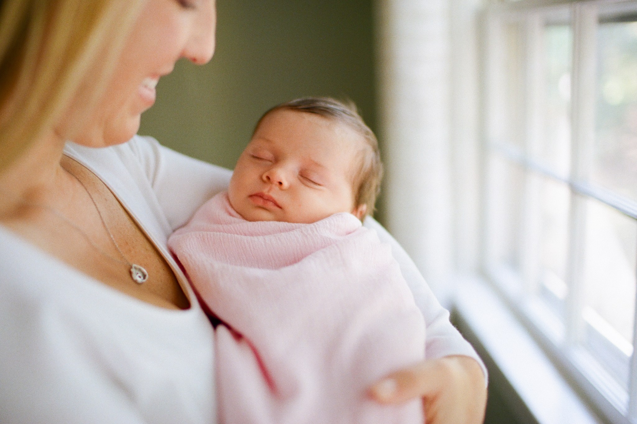 at_home_newborn_session_film_deborah_zoe_photography_00004.JPG