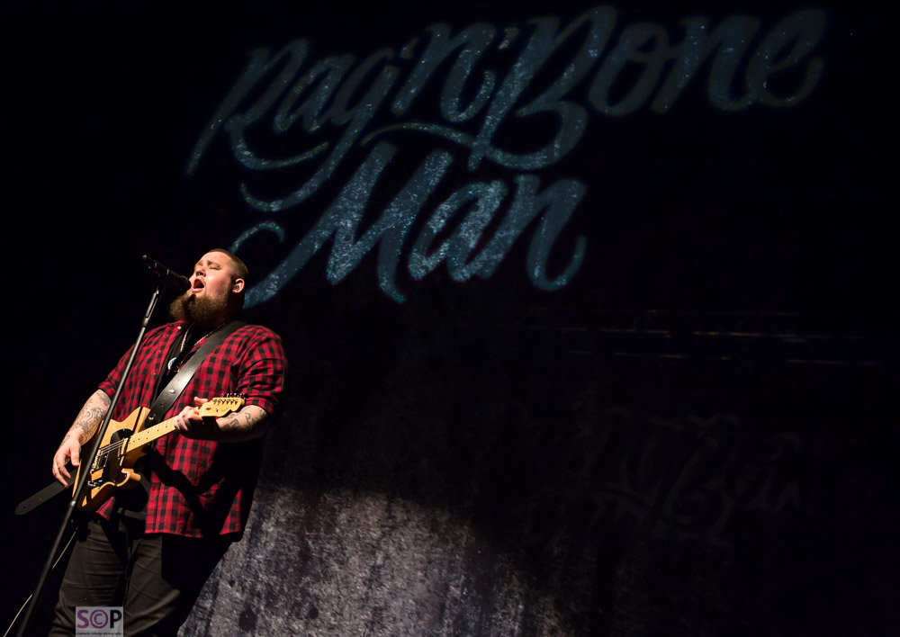 rag n bone man on stage birmingham with guitar
