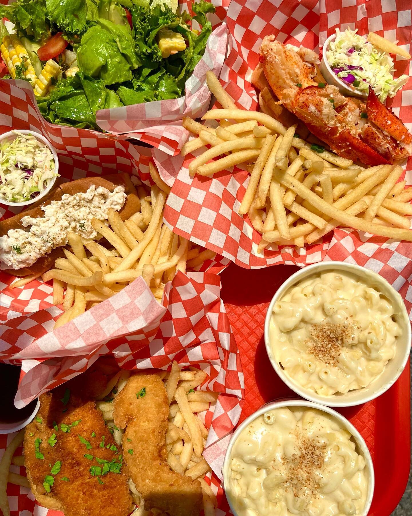 @tannersboathouse &mdash; a New England seafood shack in #tannersville &mdash; serves up lobster rolls, lake views, rentable canoes, beer, wine, and booze, AND it has a giant playground next door&hellip;⁣
⁣
Could this be the best new family-friendly 