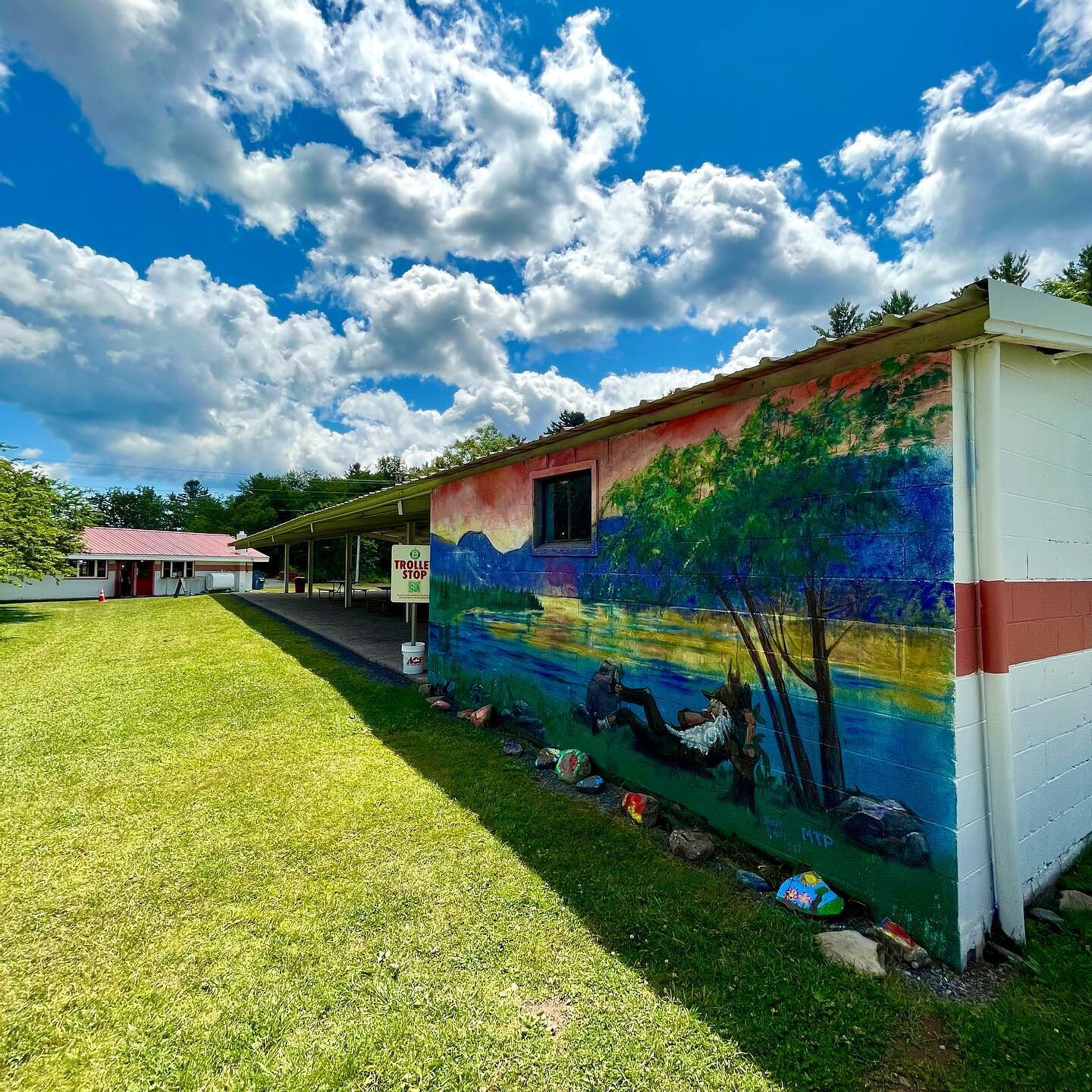 Could this be the best park and playground in the Catskills? Rip Van Winkle Park in #tannersville has:⁣
⁣
- swings ⁣
- slides 🛝⁣
- climbing walls 🧗&zwj;♀️⁣
- weather-proof musical instruments ⁣
- a shaded sitting area with picnic tables⁣
- a seafoo