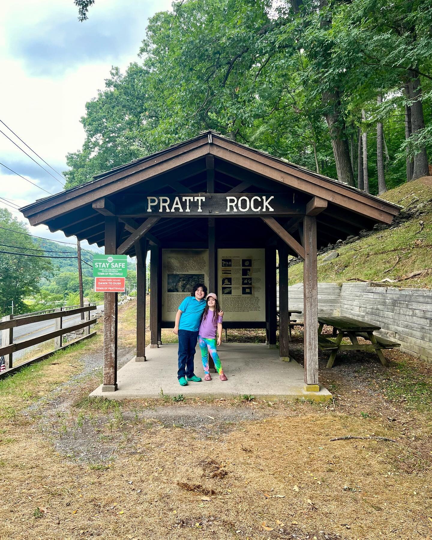 Is Pratt Rock Trail a safe #hike for kids? With steep slopes, swarms of wasps, and pet cemetery vibes, I wouldn&rsquo;t recommend it for beginners. (Some of the views were breathtaking, though!)
⁣
Read all about our harrowing hike, which resulted in 