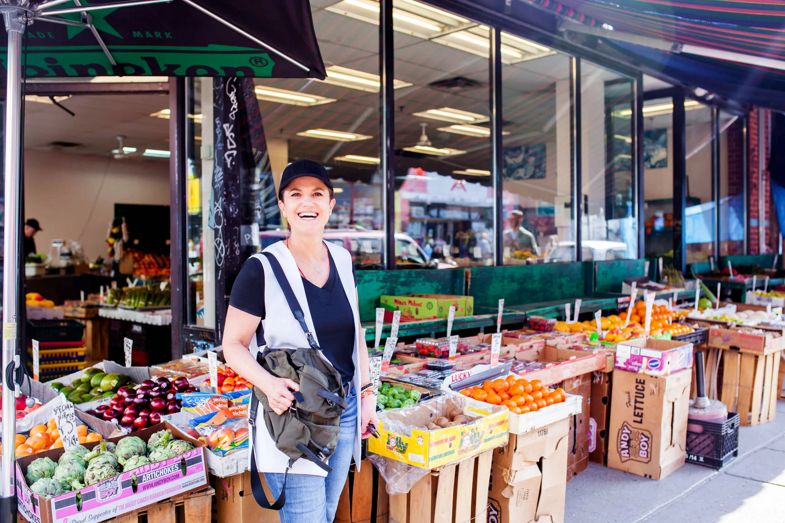 After visiting 1 Spadina we made a quick stop to Kensington Market to shop for fruits. The market is not so far from the University of Toronto's building and is actually within 10 minutes walking distance.