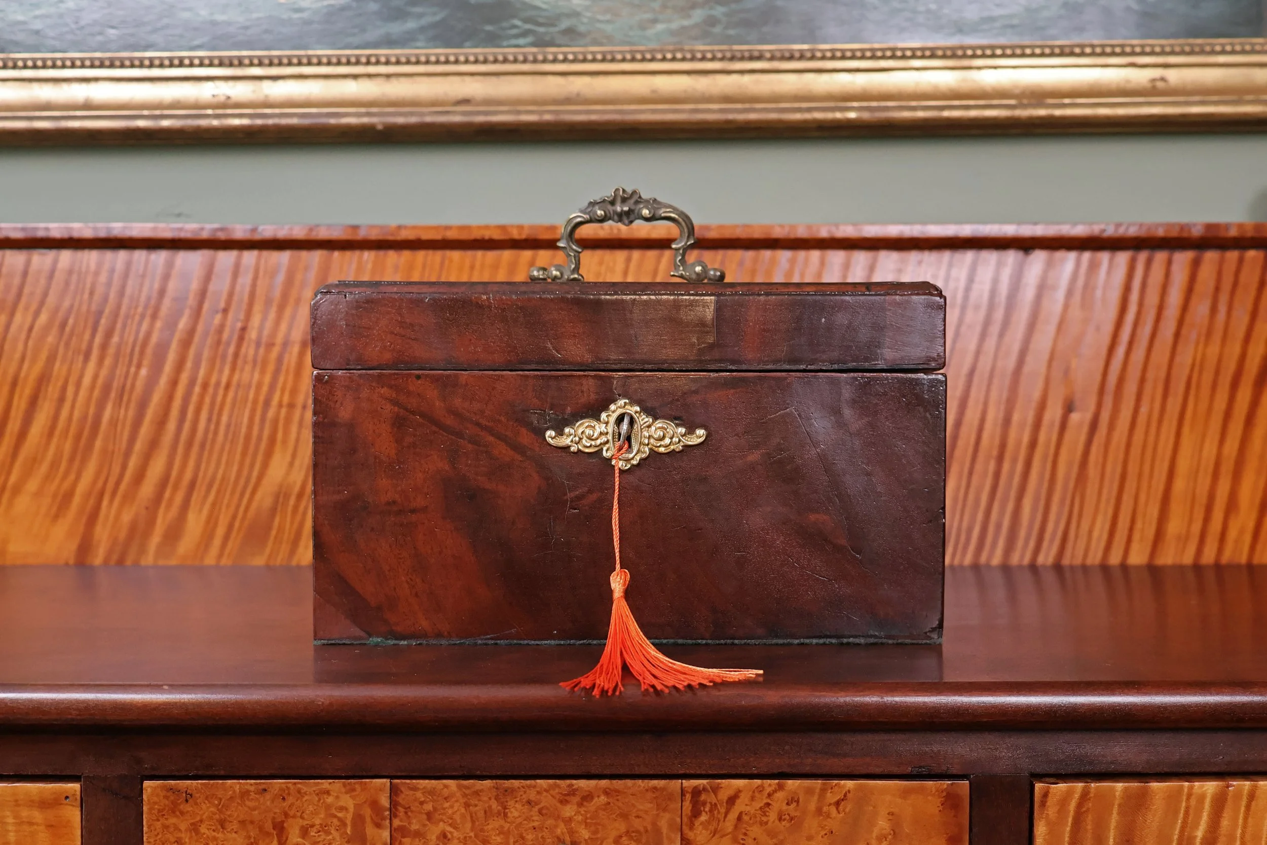 Tea Caddy in Mahogany with Decorative String Inlay, 3 Compartment Interior, Victorian Handle, 19th Century</p> SKU: LA-935<p> </p><p>