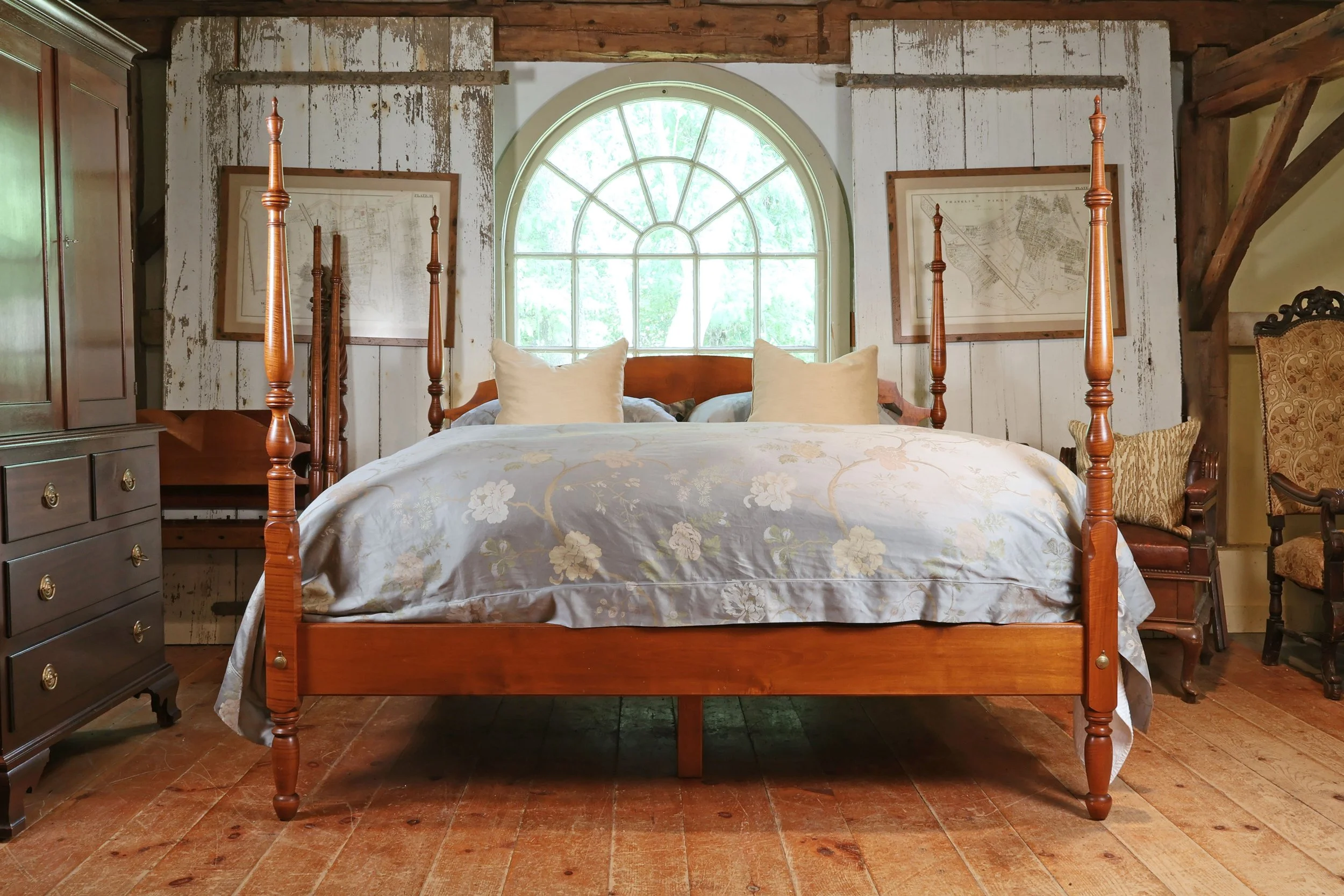 Leonards Custom Country Sheraton Field Bed in Tiger Maple, King size, Slats w/center legs Support, Crested Headboard & Short Urn Finials</p> SKU: JW072125<p> </p><p>