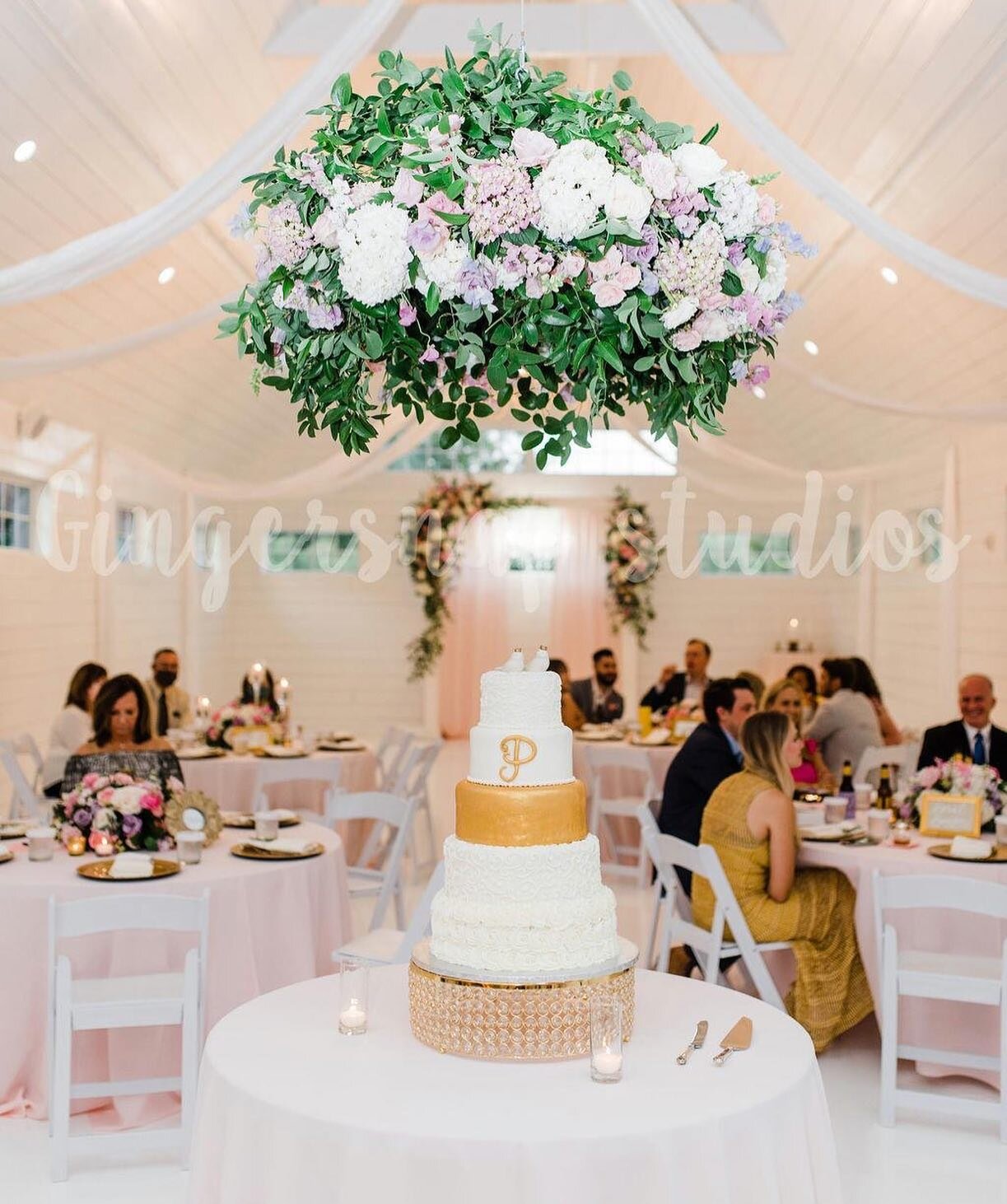 The perfect &ldquo;pop&rdquo; of flowers above a gorgeous cake! Talk about a cool place to hang one of our floral rings&hellip;
