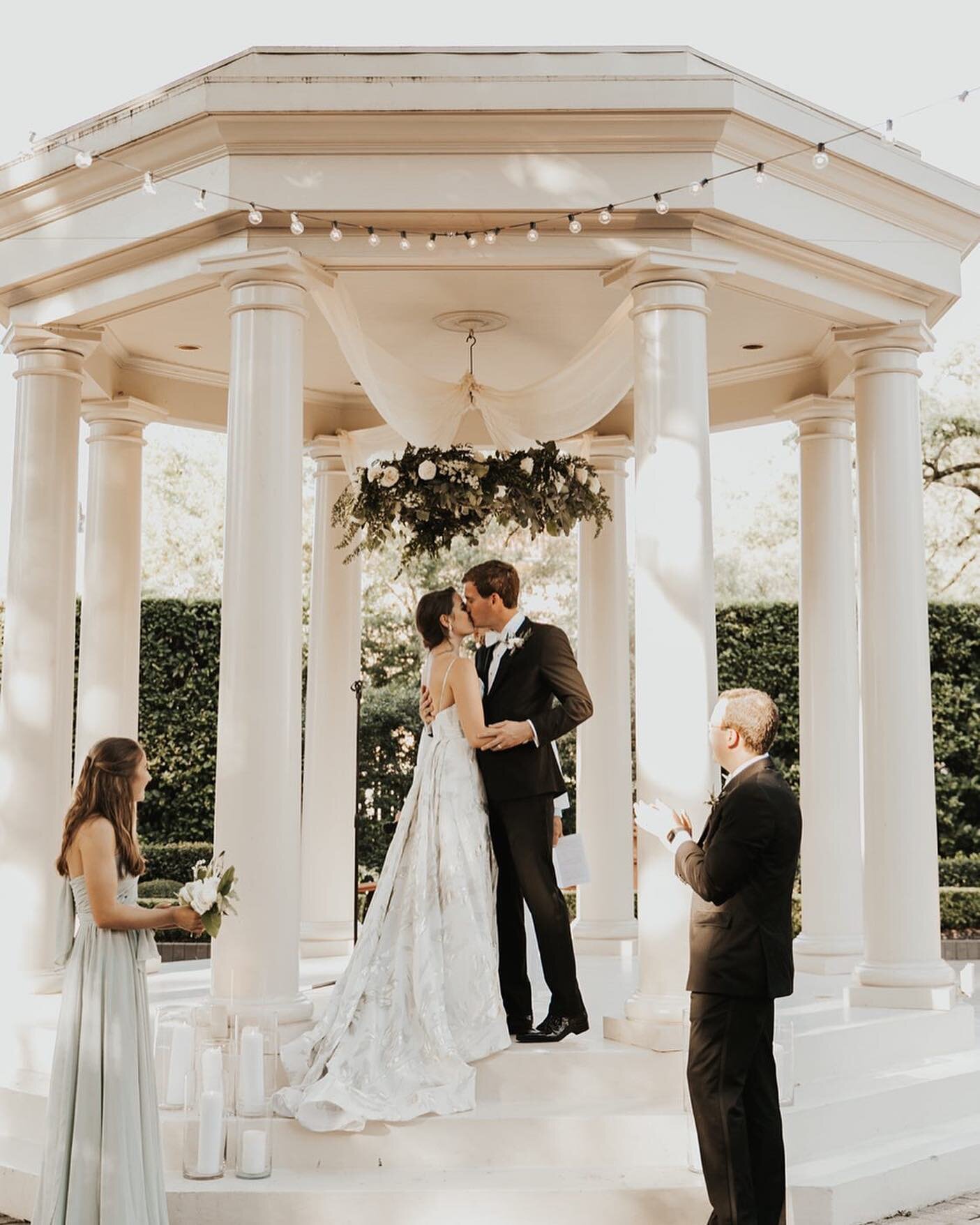 Check out this beauty by @hummingbirdfloralstudio using our 36&rdquo; floral chandelier ✨✨
.
Repost By thewayweliv:  First official photo from the most perfect wedding a girl could ask for, I'm truly so lucky! #livlavidaswiber #marriednotmurdered @ma