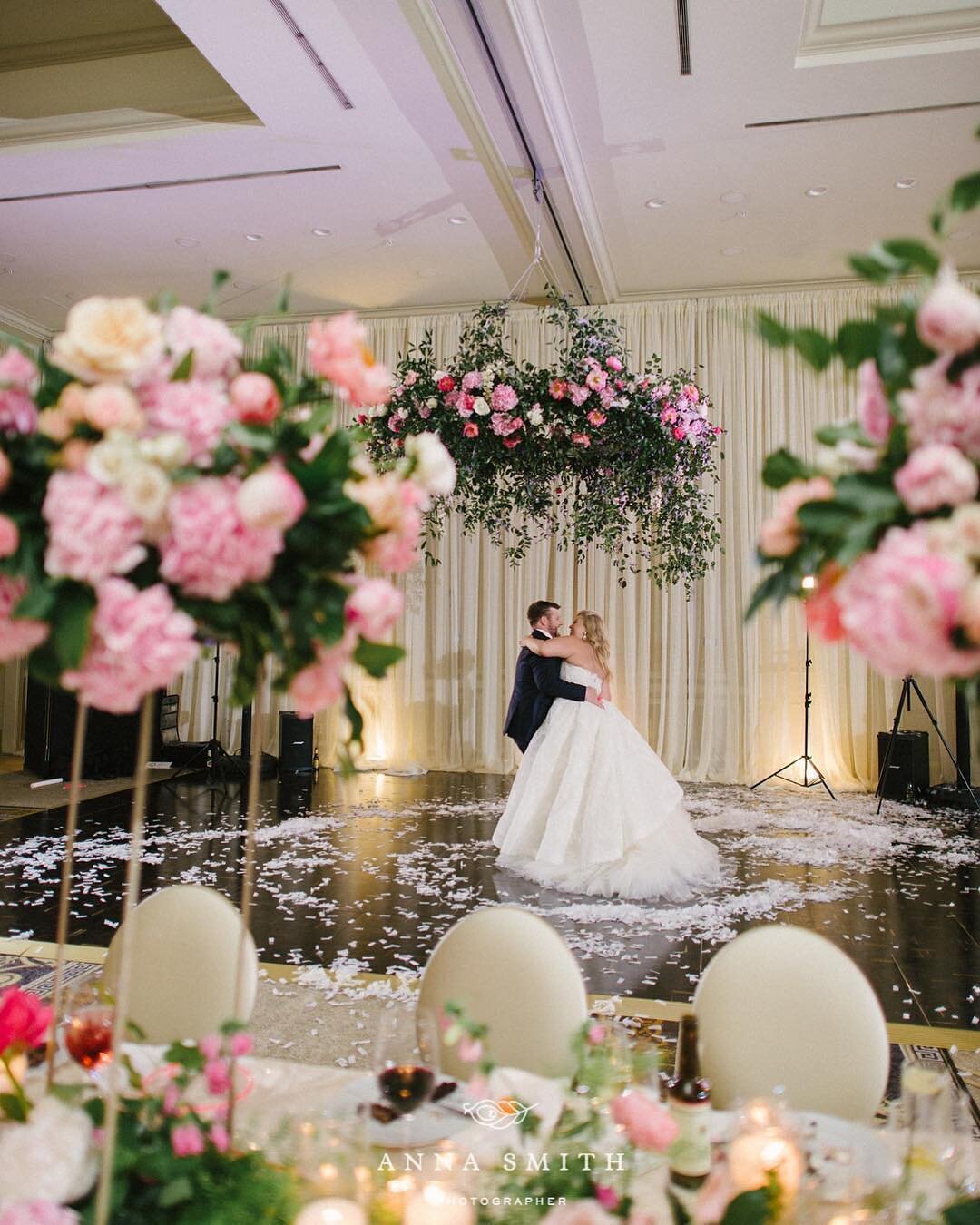 Love spotting floral chandeliers made with our Floral Hoops!! 😍😍 @pollenevents rocked it! 
Coordination: @shannonroseevents 
Repost By shannonroseevents:  Is there anything more breathtaking than a floral chandelier!?! The ansewer is no just in cas