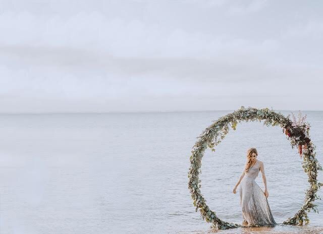 A beach + our 8&rsquo; Floral Hoop + amazing designs from @crimsoncloverfloral 
Photographer: @nessakphotography
Featured in: @baltmorebride
Venue: @chesapeakebayfoundation
Dress: @jagowns
Make-up &amp; Hair: @amiedeckerbeauty
Model: @lyokatyagnerva
