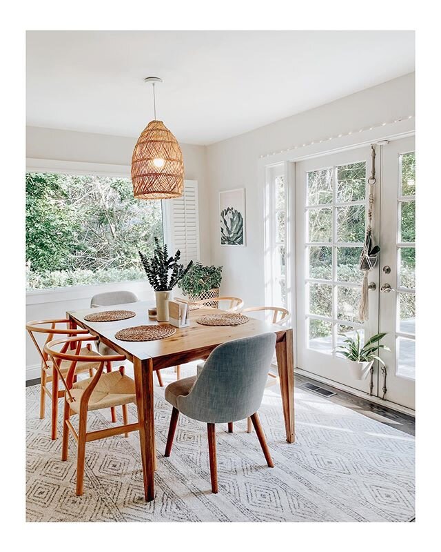 This might be my favorite area of @jennycandy&rsquo;s home! The dining room opens out to a gorgeous outdoor living space, and the entire space is airy, bright, and so inviting. Given Jenny has a toddler, it was also important that her home was FUNCTI