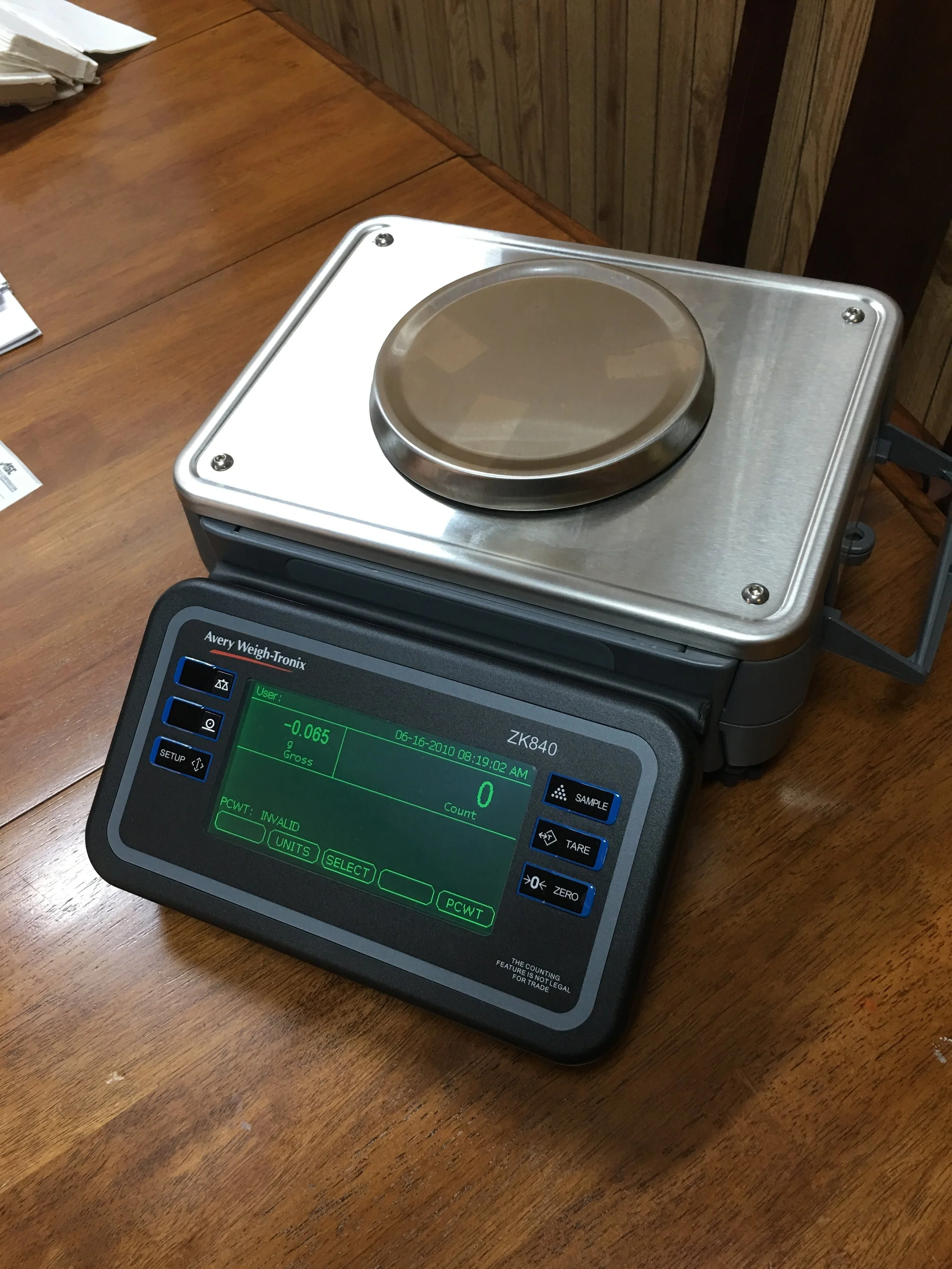 Avery Weigh-Tronix ZM840 Programmable Counting Scale side view