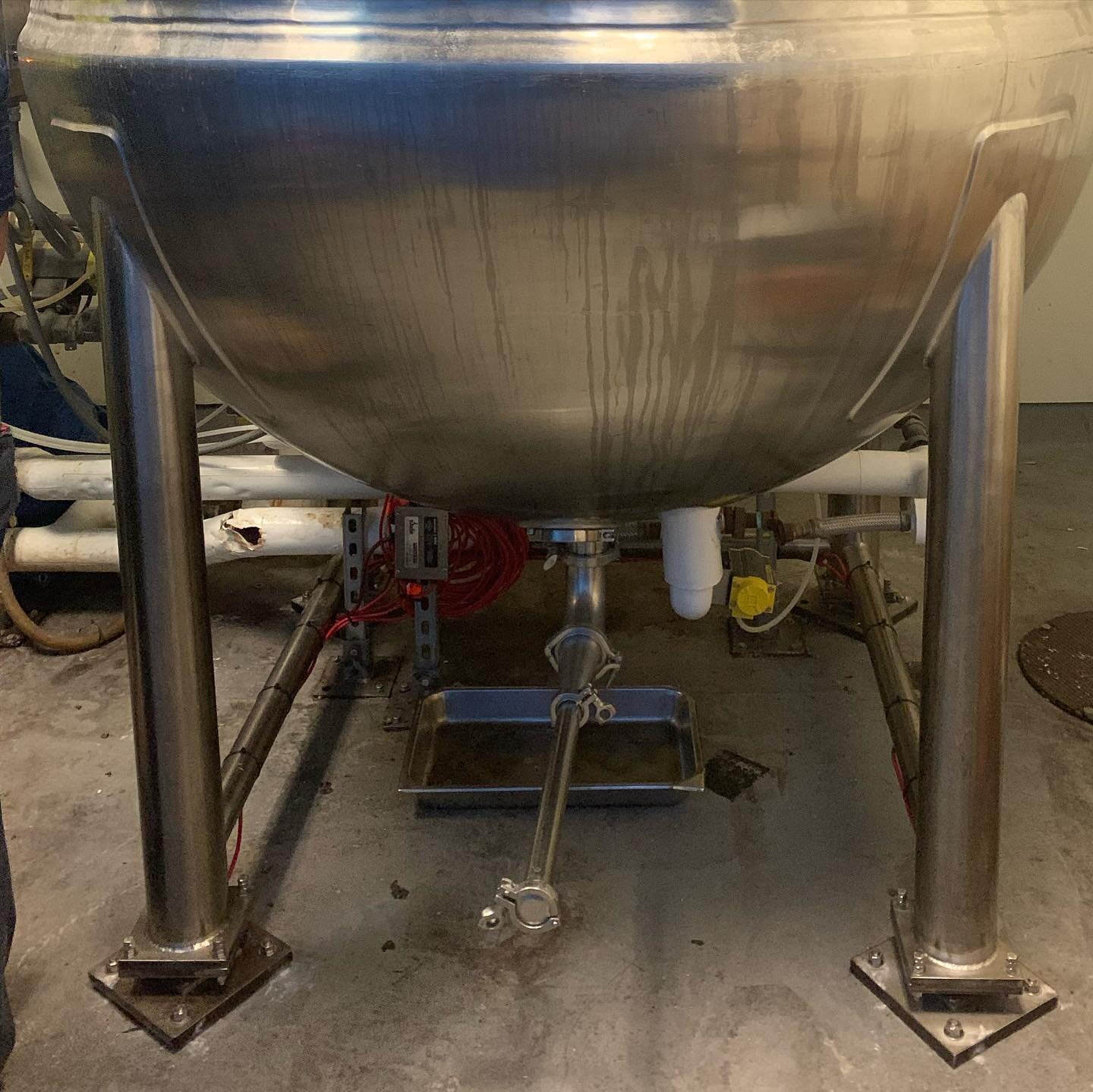 ****TANK CONVERSION
Took and existing stainless steel tank, had  the feet (flanges) cut and created a new footprint, welded new flange to cut leg.
Now all we had to do was add the adapter plate then the RL9000TWM load cell modules to the plates.
Rota