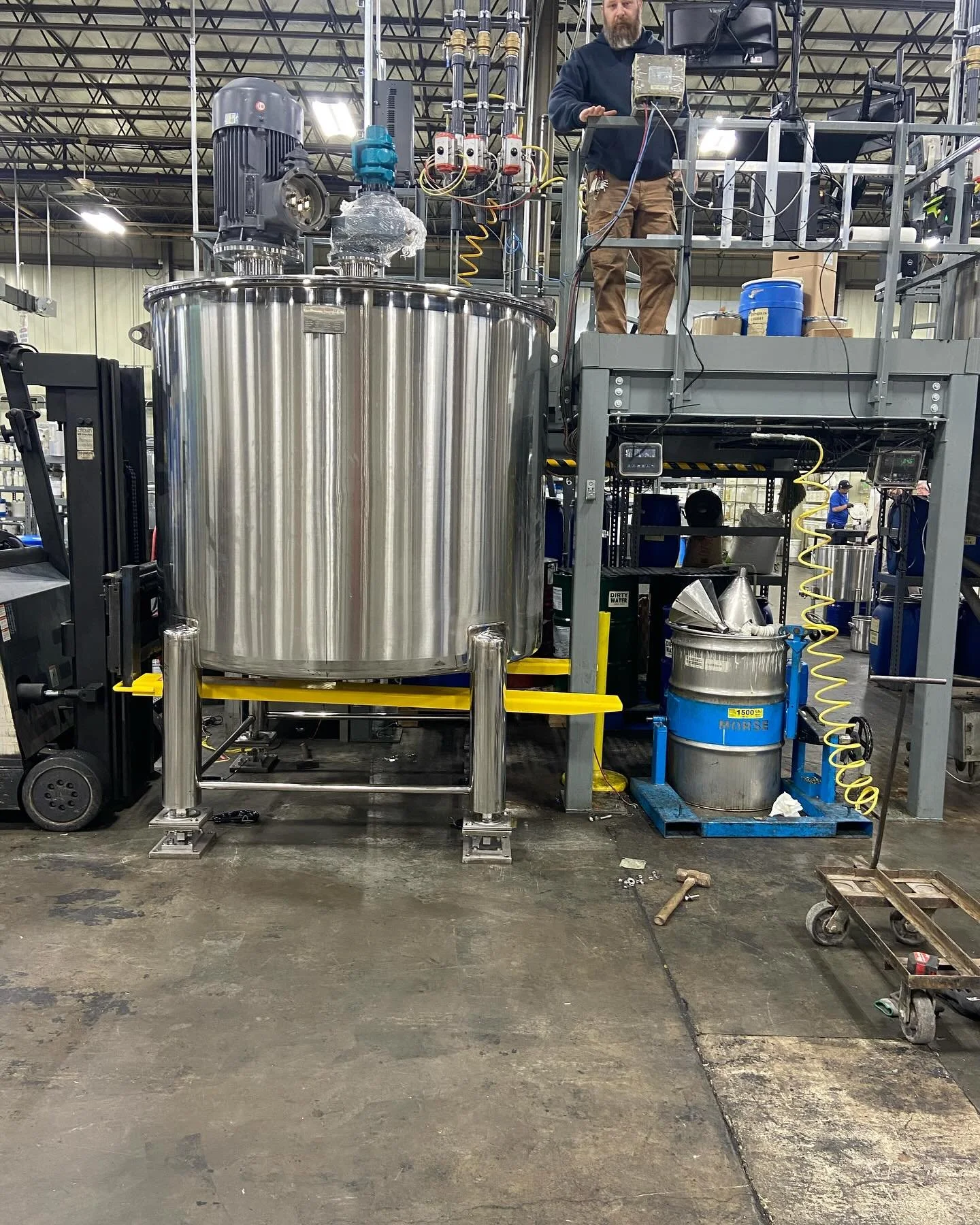 Newly converted tank that was ordered by our customer was too short to reach the side of the mezzanine 😫😫
Short 32&rdquo; (been there before huh 😏😭)
Don&rsquo;t trip, we got you.
Couple of 1/2&rdquo; stainless steel plates and 6&rdquo; OD stainle