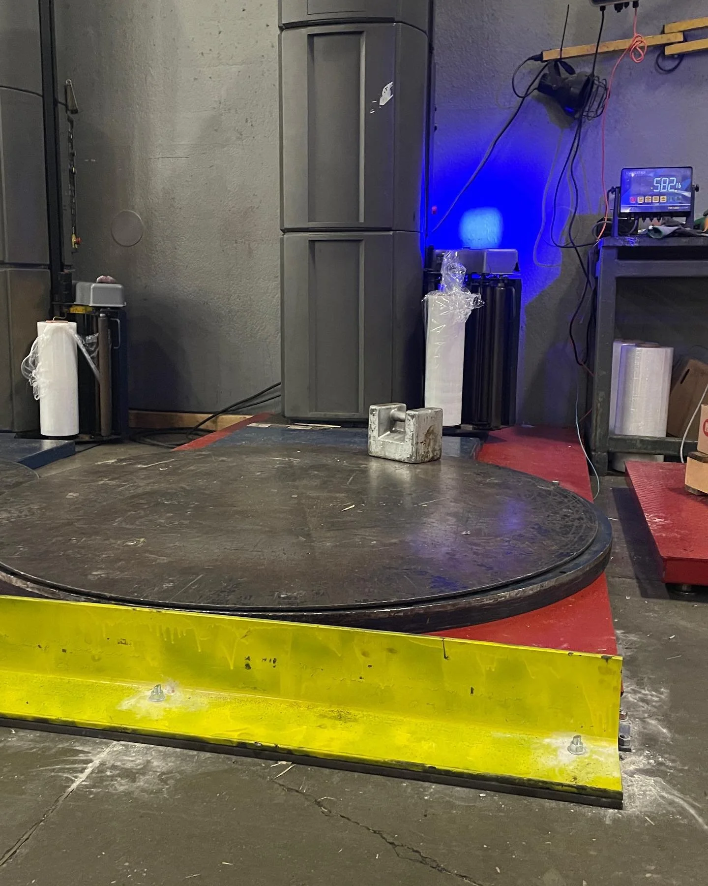 B-Tek Clydesdale 108&rdquo; x 60&rdquo; 10K SE smooth deck platform NO holes, used to fit an existing customer shrink wrapper.
Deck was great and took the 1/2-13 tapped holes like a champ. 
Customer manufactures fasteners and other bolts for their cu