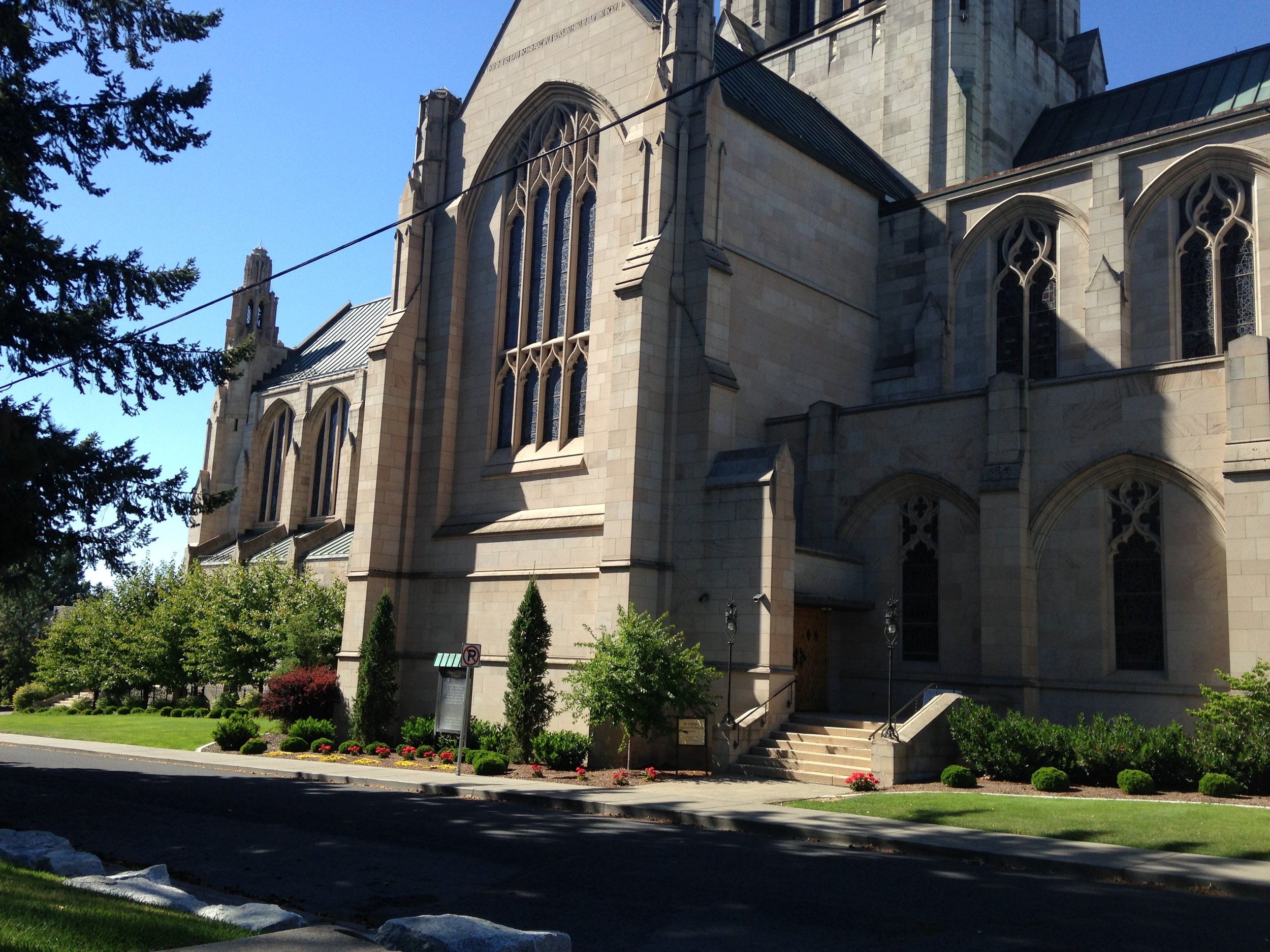 Volunteer guides offer tours of the Cathedral most Fridays and Saturdays 11 am-2 pm and on Sundays following the 10:30 am service. 