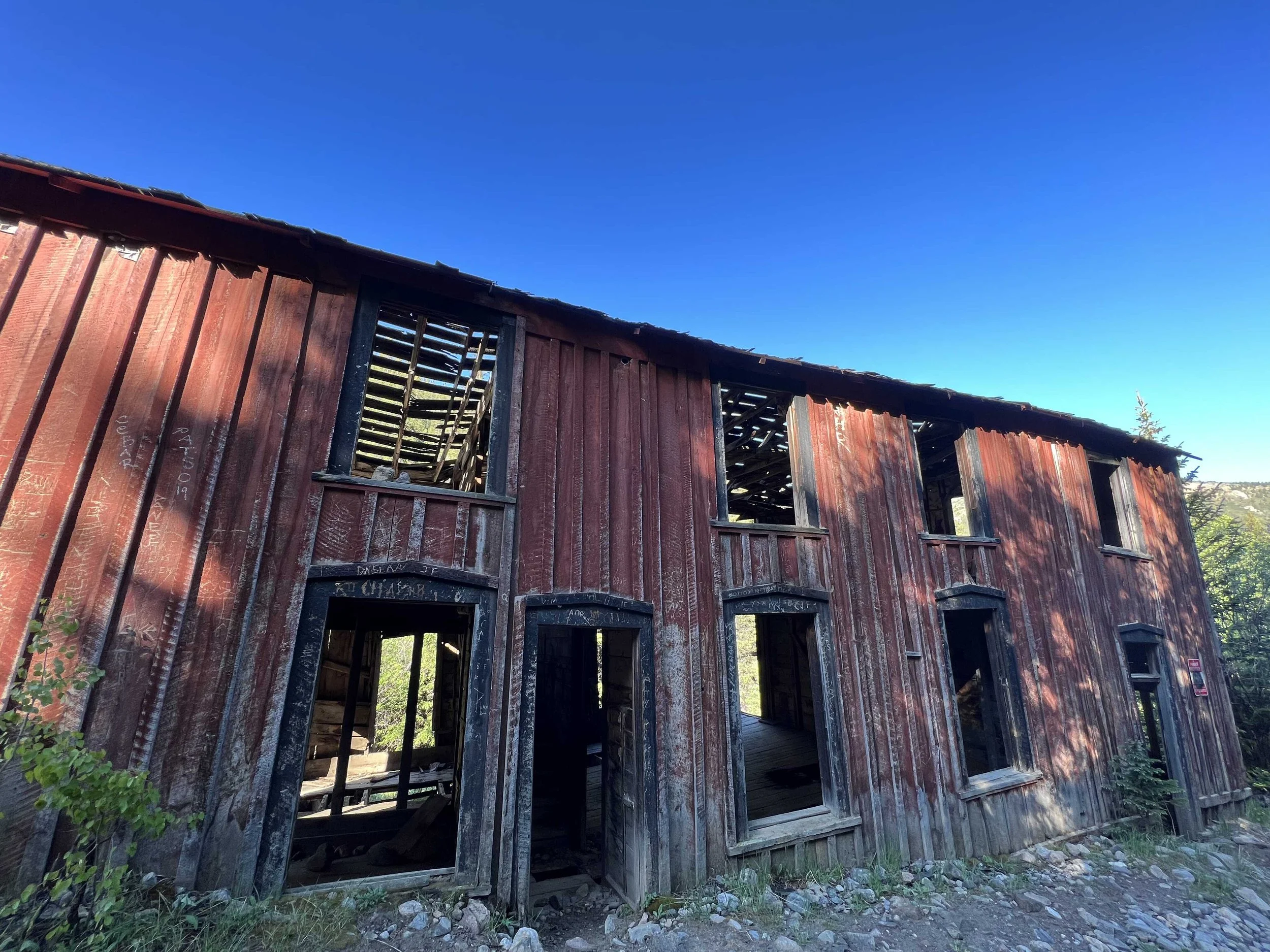  an old, falling apart building on the way down from the trailhead 