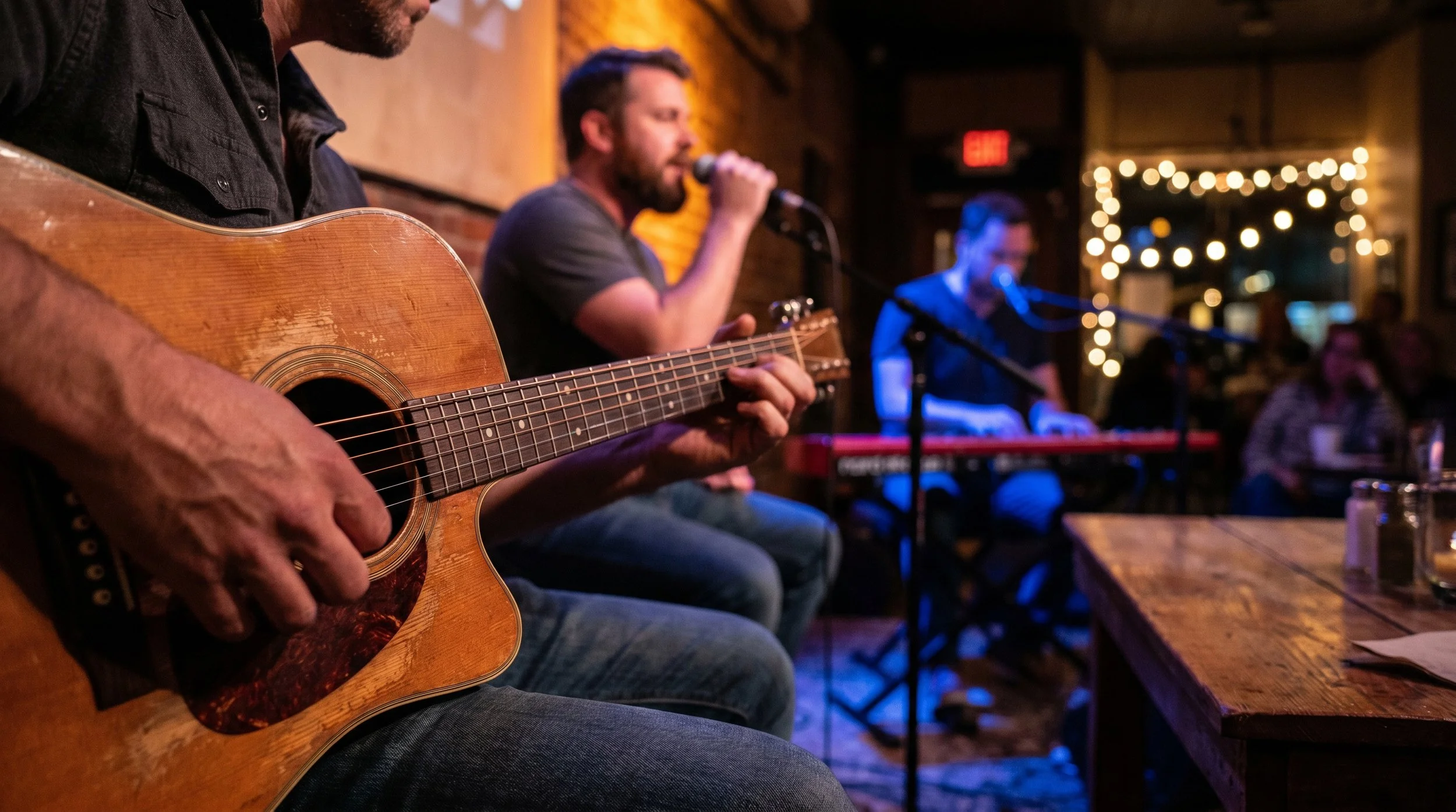 Live-acoustic-band-performing-in-a-dimly-lit-bar_81501856.jpeg