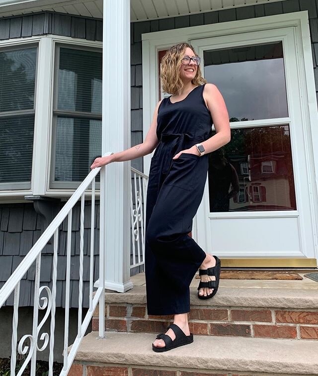 Comfy, one-piece outfits and Birks. My summer work-from-home uniform ☀️ I&rsquo;ve done lots of cozy jumpsuit research and the @everlane luxe cotton jumpsuit is one of my favorites. Comes in six colors and under $70! The black-on-black leather Arizon