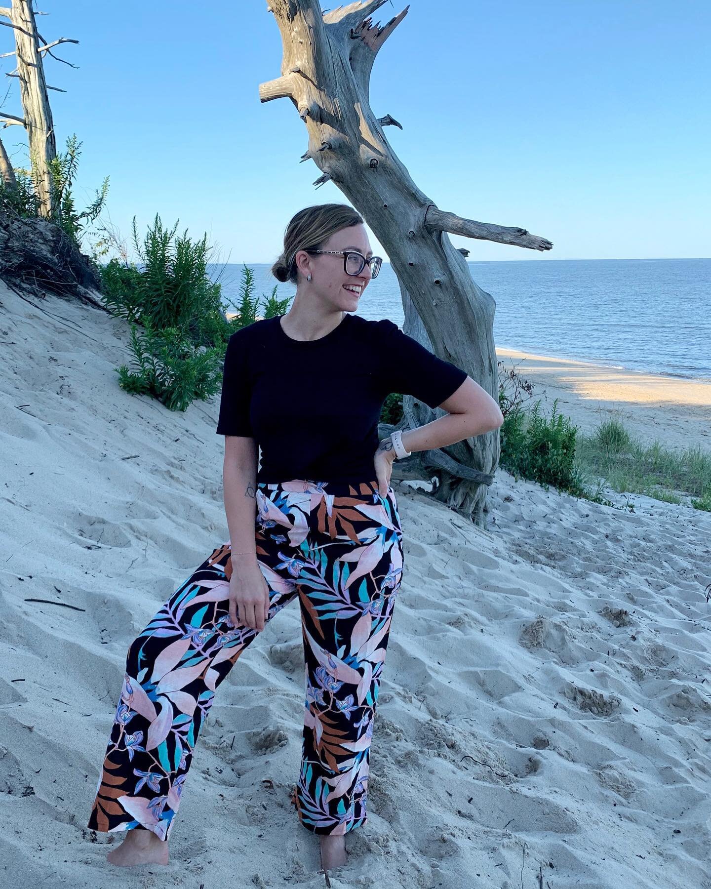 One last beach visit before heading back to reality. Now that I&rsquo;ve gotten to wear my paradise pants, I guess I&rsquo;ll begrudgingly start accepting summer coming to an end. Always on my crop top + high waisted game 😉🌸