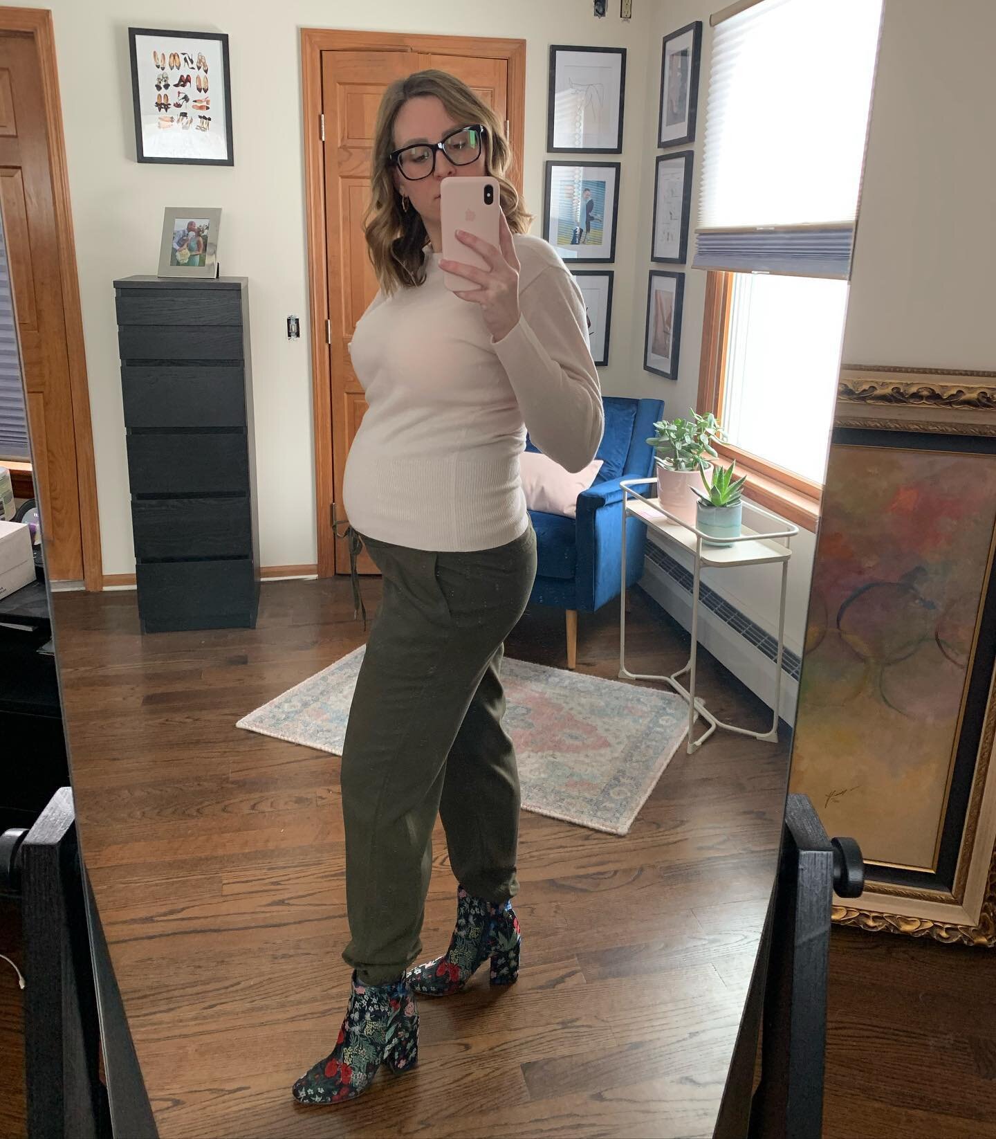 26 weeks in cashmere and booties versus 30 weeks in a sweatshirt and sneakers. These @hm maturity joggers are the true hero. And I clearly love a good olive green and blush pink pairing 😊