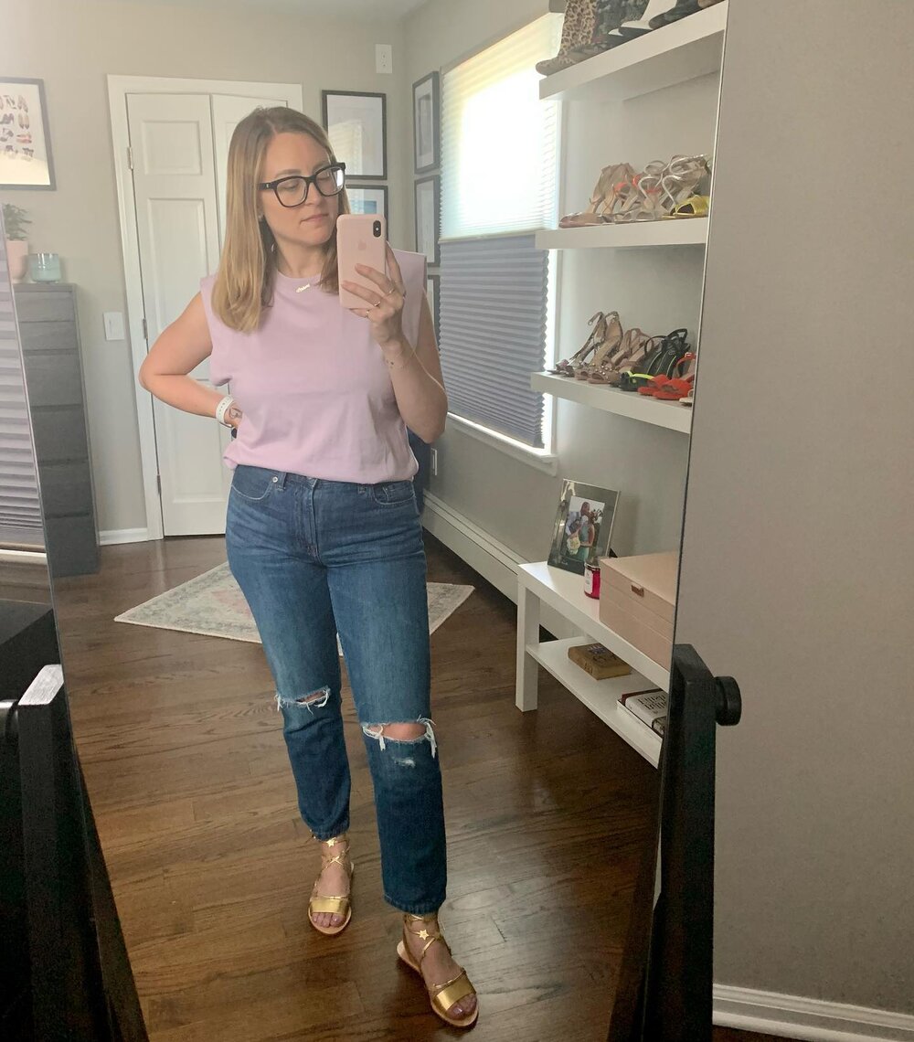 Big day for me! I fit into a pair of pre-pregnancy jeans 🕺💃 Feeling more like myself with each pair of jeans 😊