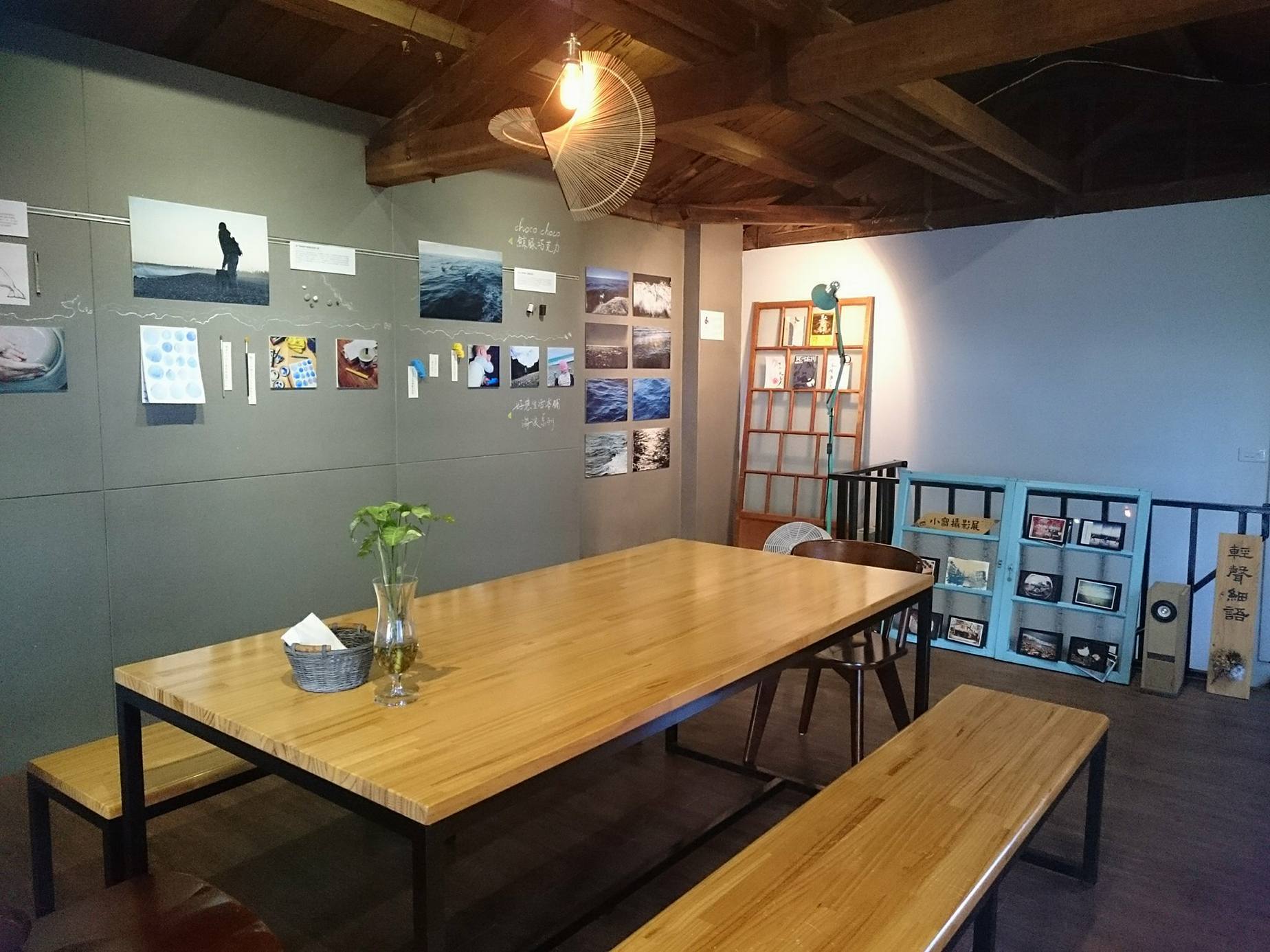 二樓的空間經常展示著店主的攝影作品