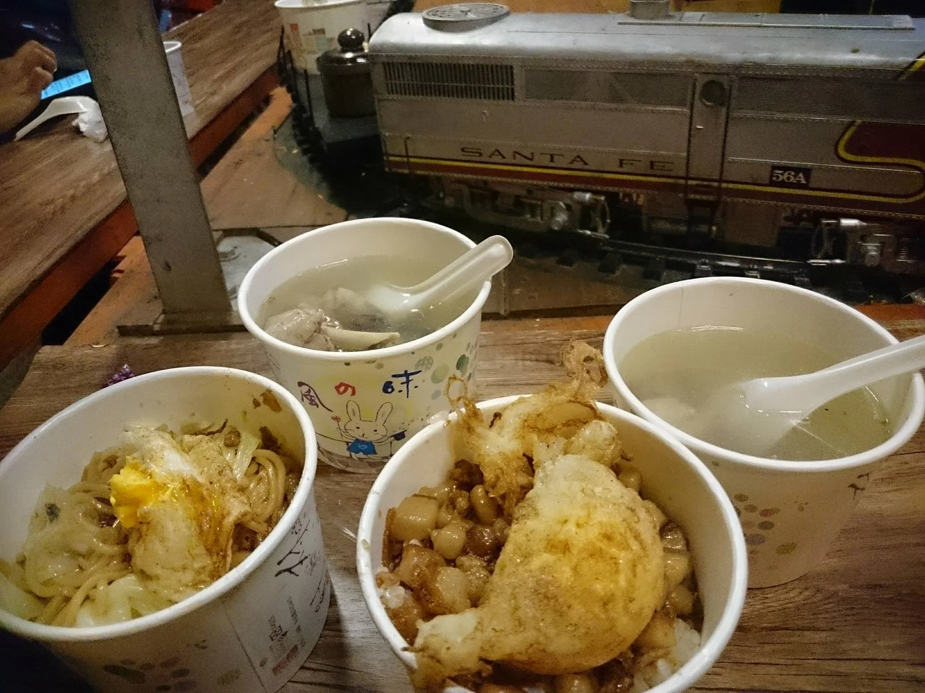 蒜頭雞湯、黃金蜆雞湯、炸蛋炒麵跟炸彈滷肉飯