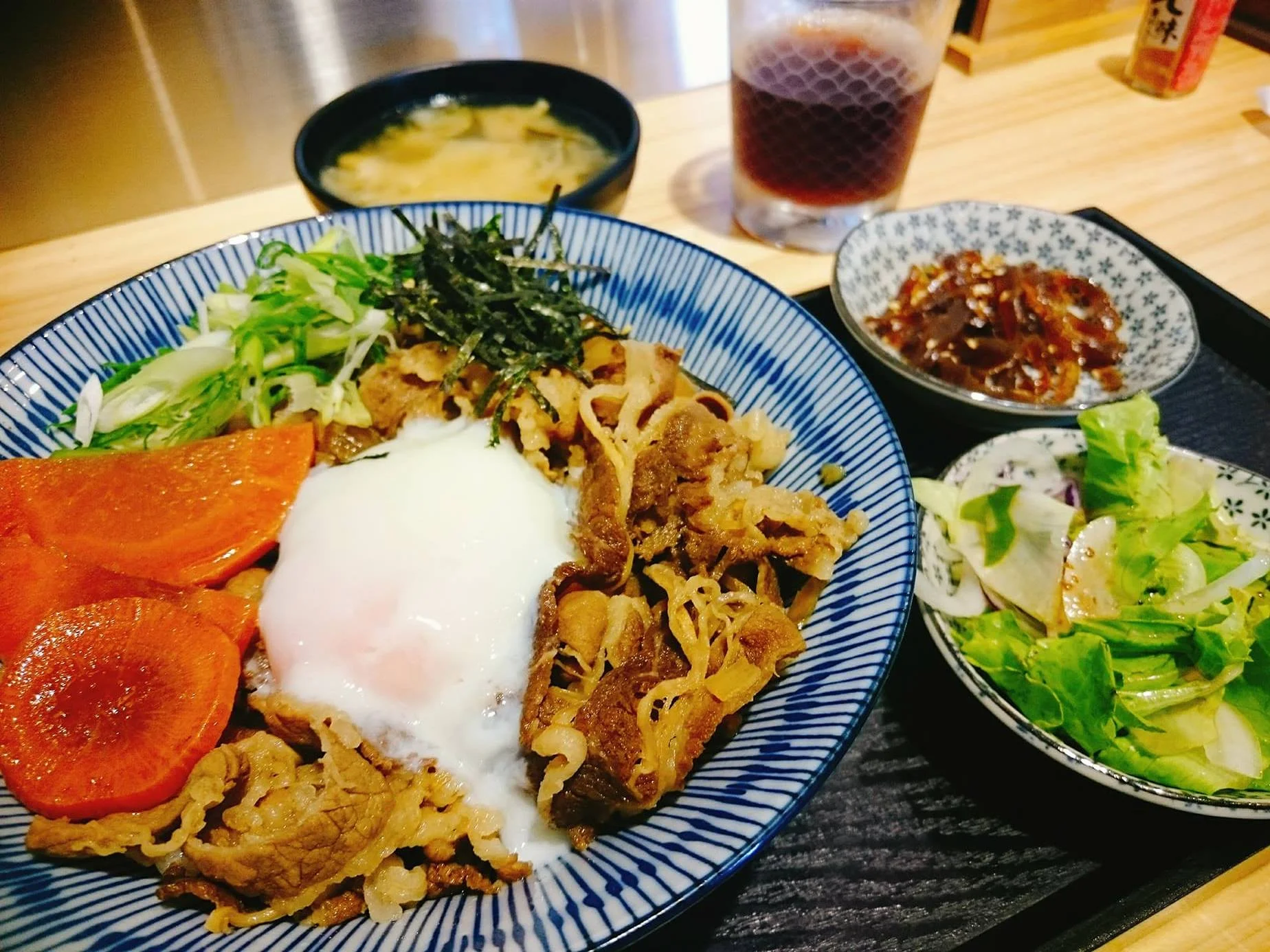 雪花牛丼,紅茶跟味噌湯雖然在後面,卻有主角的光芒喔~