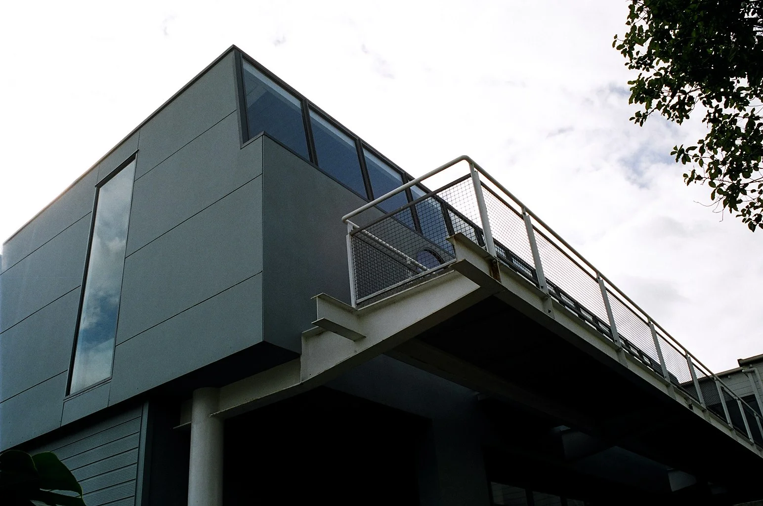 EXTERIOR BALCONY // CORRAN SCHOOL