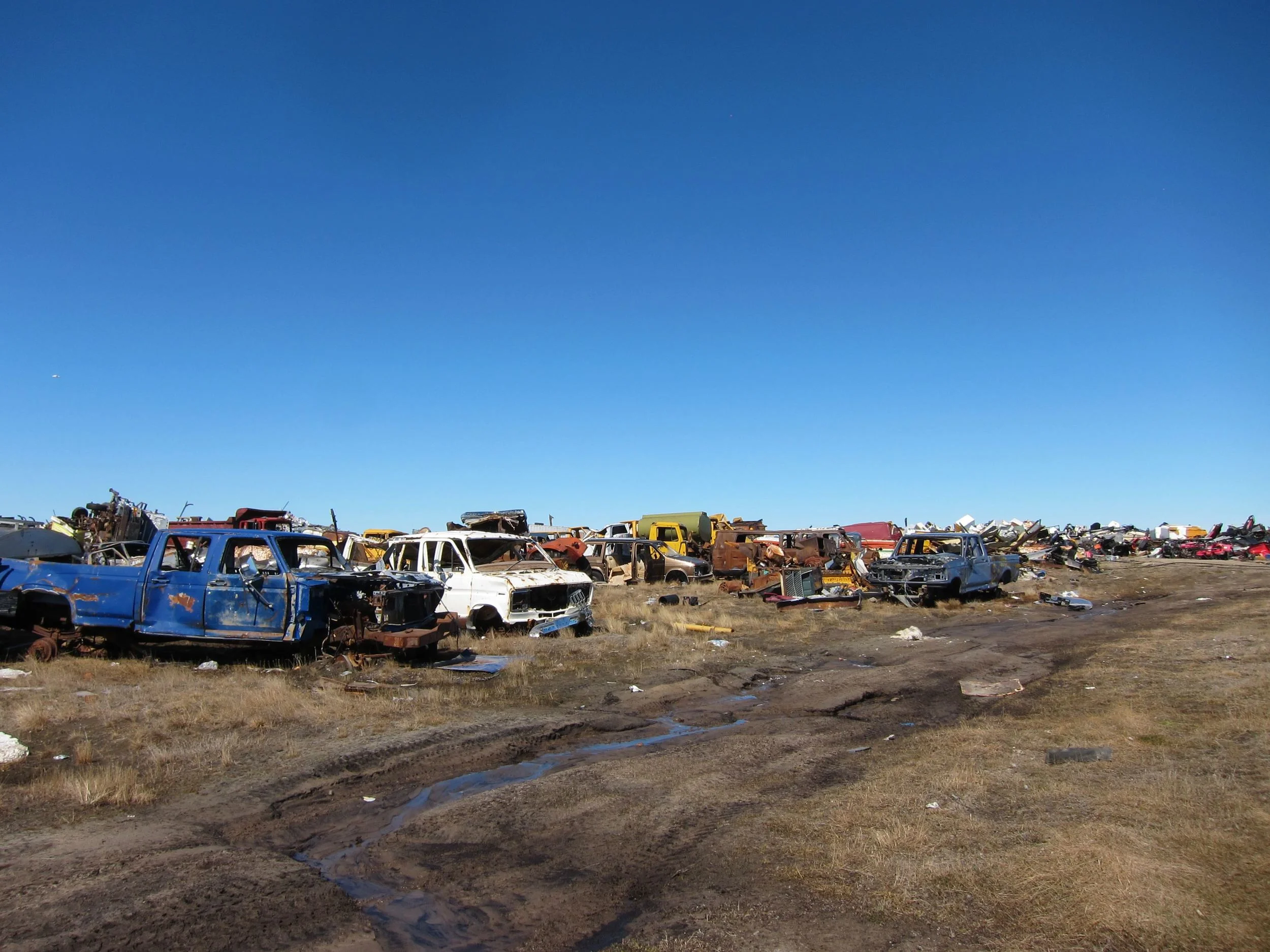 End-of-life vehicles in Gjoa Haven, June 2014. Photo courtesy of Tundra Take-Back.
