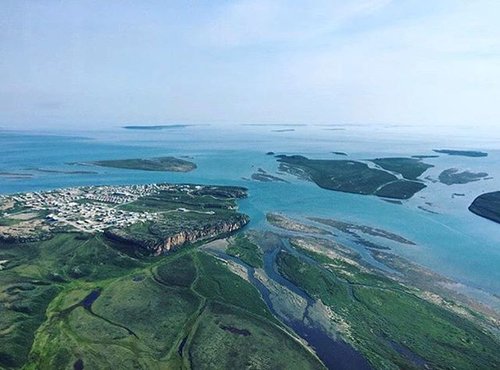 Flying over the lush land and tropical blue waters of Kugluktuk, Nunavut. Photo by @pindsy. What a view!