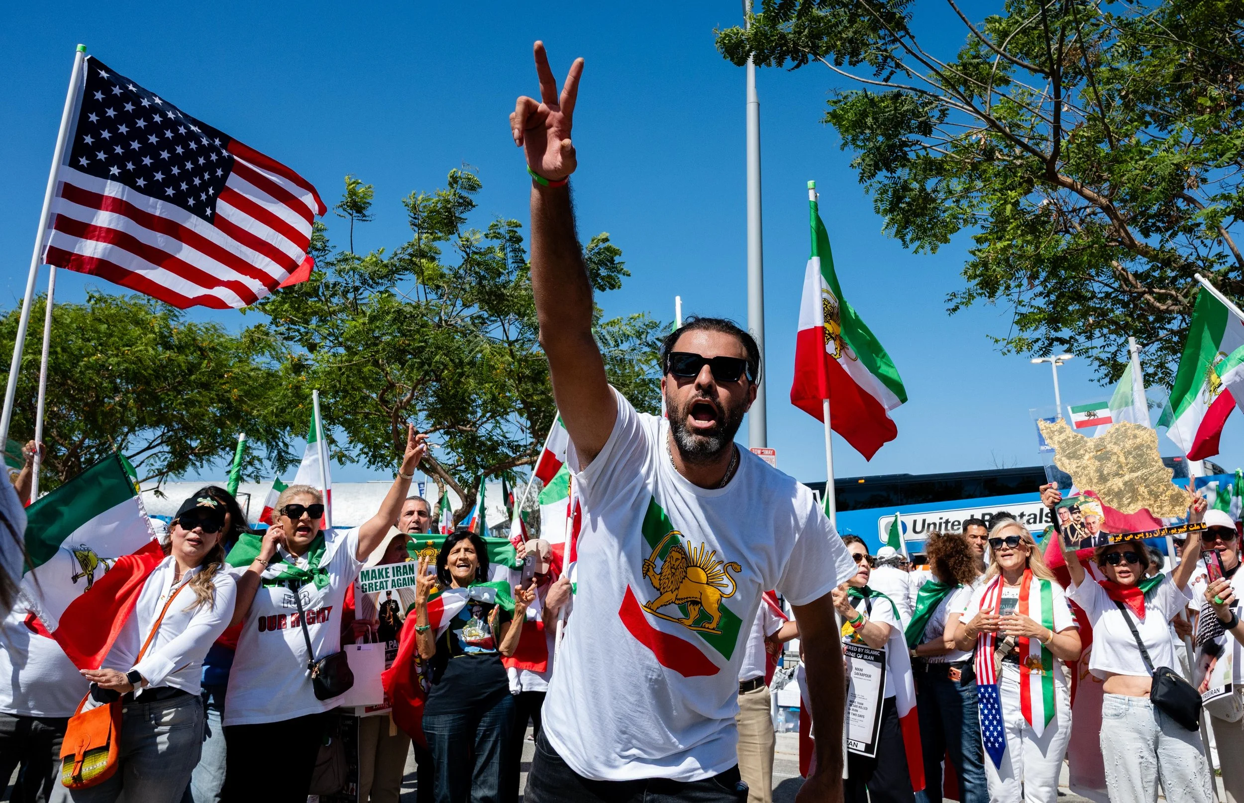 Kouchaki_SoFiIranFlagProtest_-12.jpg