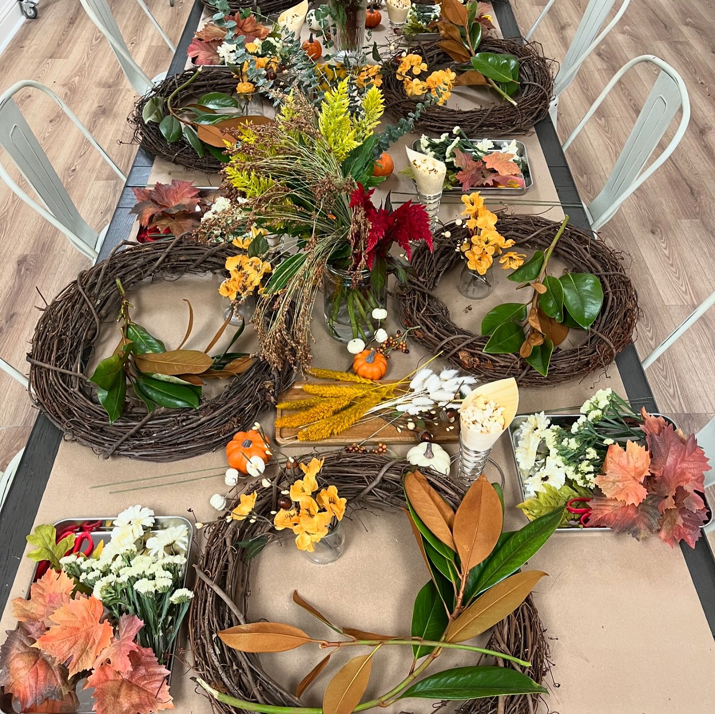 🍂 Who else is loving this cooler weather? It&rsquo;s really starting to feel like fall! 🍁 Come join us this Sunday afternoon to craft a gorgeous fall wreath, just in time to welcome the season in style! 
.
Each guest will receive a goodie bag inclu