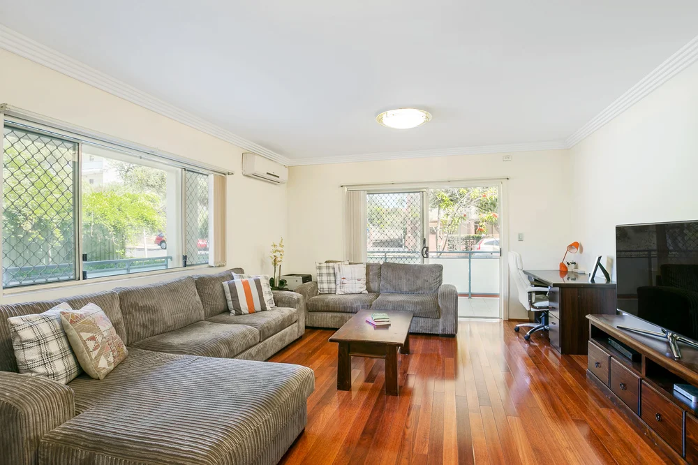 4/10-14 Crane Street Homebush, NSW 2140 Large, bright and airy with clean tile and timber floor, this quiet and attractive apartment is located less than a 10 minute walk ( 700 approx.) from Homebush railway station and shopping village.