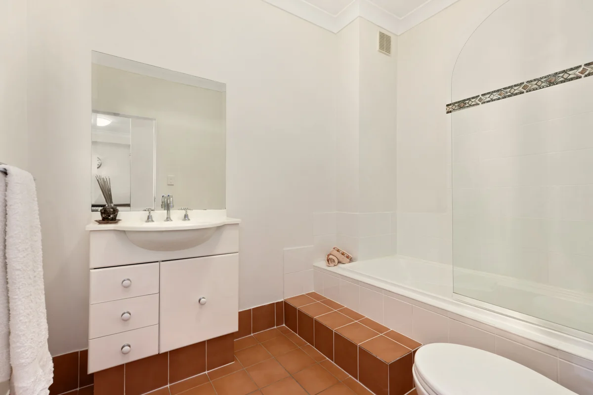 18-753 New Caterbury - Bathroom - Web.jpg
