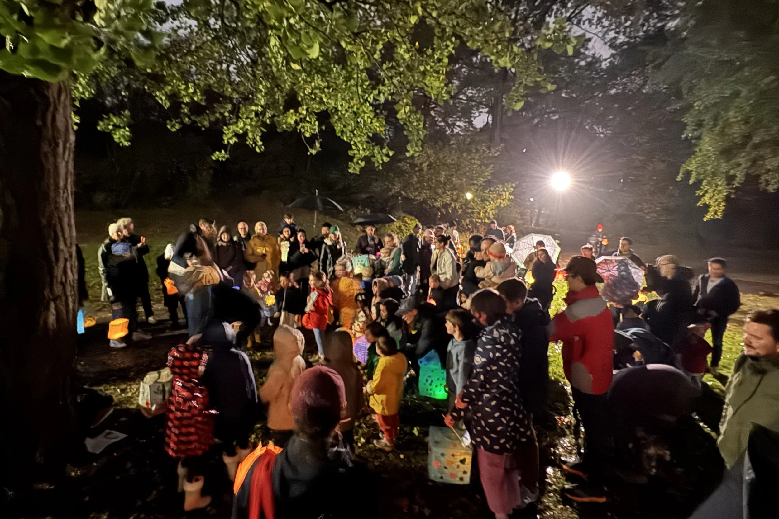 Families, teachers, and children celebrating the 2025 Laternenlauf organized by Rella’s Spielhaus, a German daycare in NYC.