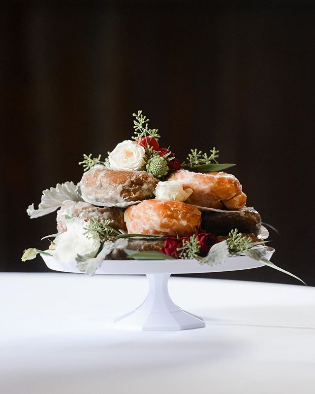 Still thinking about these donut centerpieces! Shoutout to @nathan_brown_10 for wanting to save money and cater to my sweet tooth 😘 #tbt #adiosfrancohellobrown &bull;
🍩: @jacksdonuts 🌹: @wovenblooms 📷: @saraaphotography 🖊: @lahappydesign