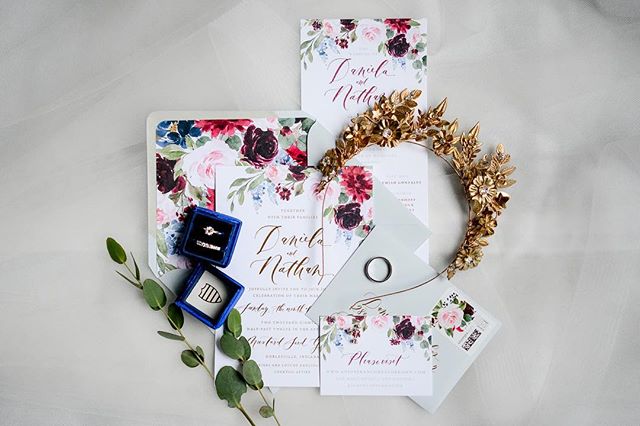 It&rsquo;s #WeddingWednesday so I&rsquo;m using that as an excuse to show off our amazing stationary by @lahappydesign 😍 
I&rsquo;ve been a huge fan of Sally&rsquo;s for years, so when we started thinking about invitations, I knew we had to go with 