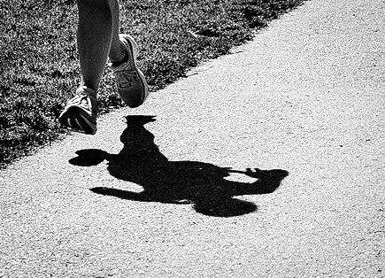 Float like a feather&hellip;. #blackandwhitephotographer #SPiCollective #streetphotohraphyblackandwhite #blackandwhitestreetphotography #streetphoto_bw #streetphotography #streetphotographyinternational #streerphotomag #blackandwhitestreetphotographe