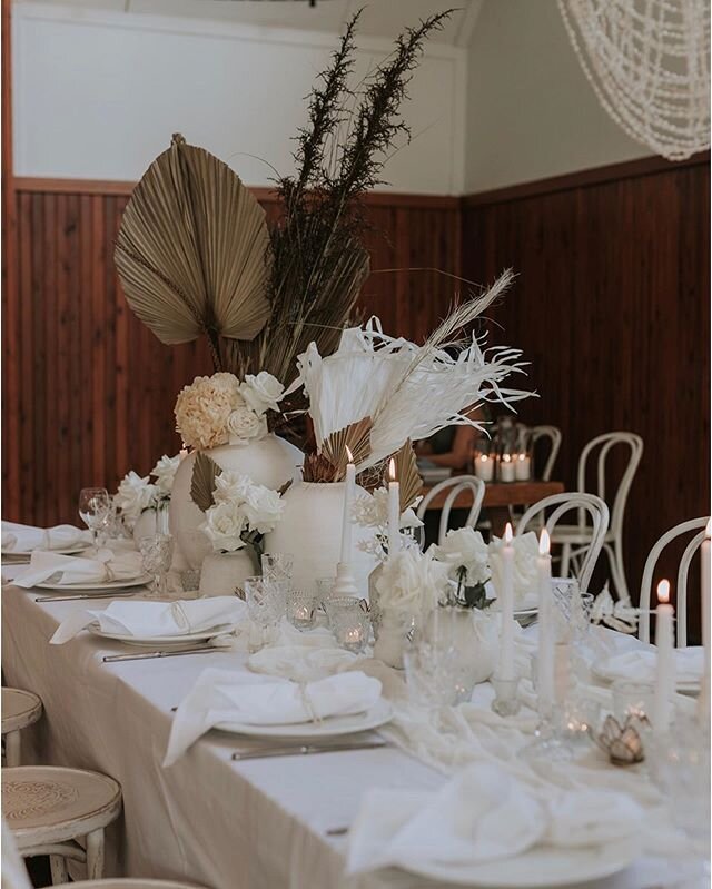 All white table scape filled with candles, hints of brass and some earthy neutrals. The perfect way to style- understated, natural  and timeless 🌿 @audleydancehallandcafe 
@oceanastrachan 
@kristiecarrickphotography 
@aisleofeden 
@makeup.by.jaimeem