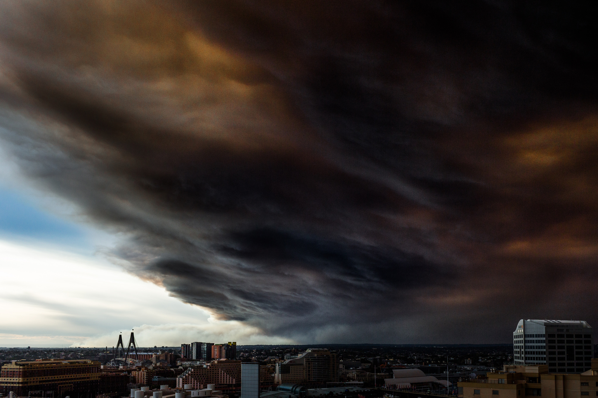  Smoke from bushfires burning in Lithgow and Springwood blanketed Sydney on 17 October 2013 