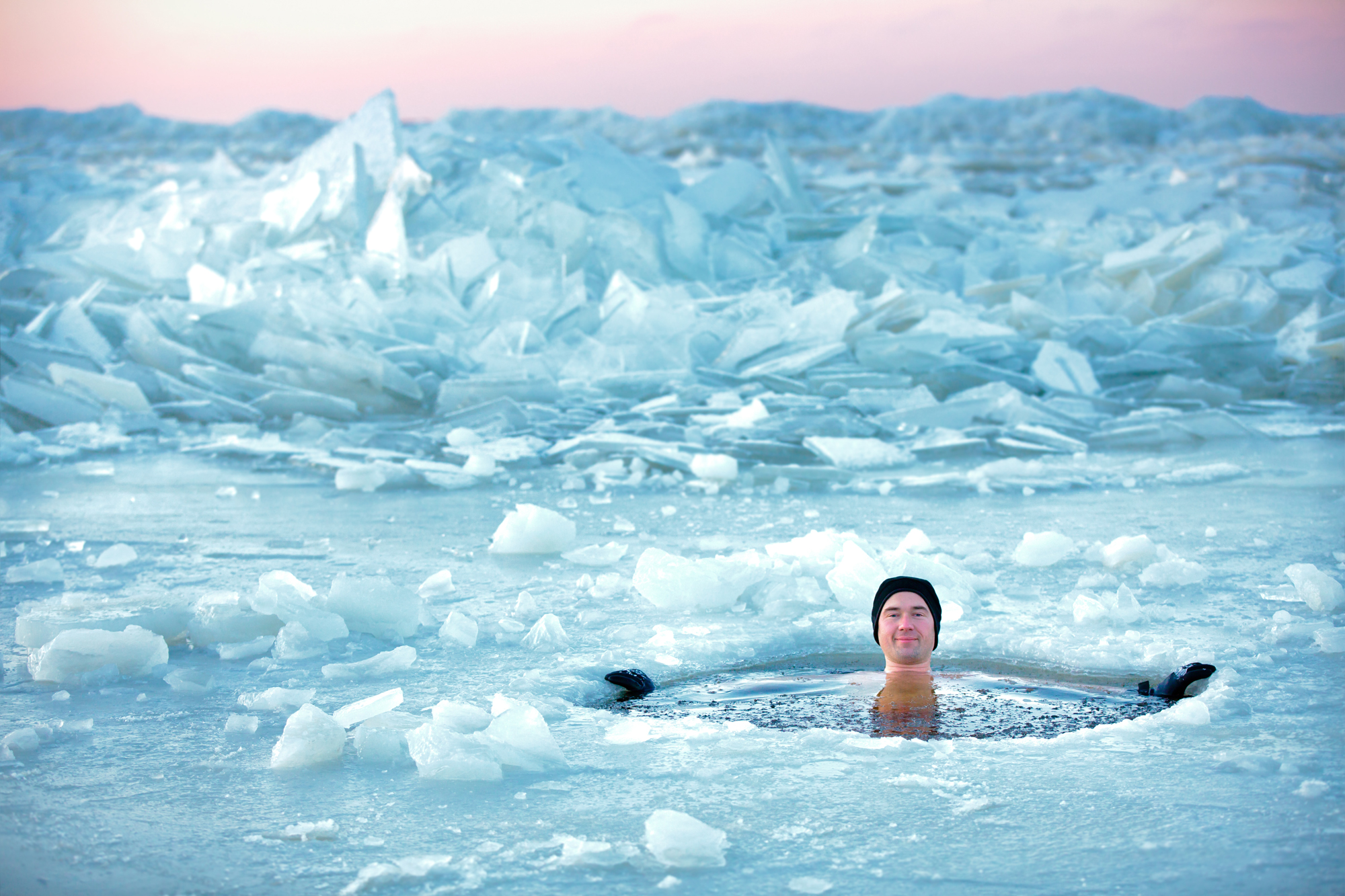 There s something in the ice. Закаливание. Купаться в снегу. Моржевание закаливание. Купание во льдах.