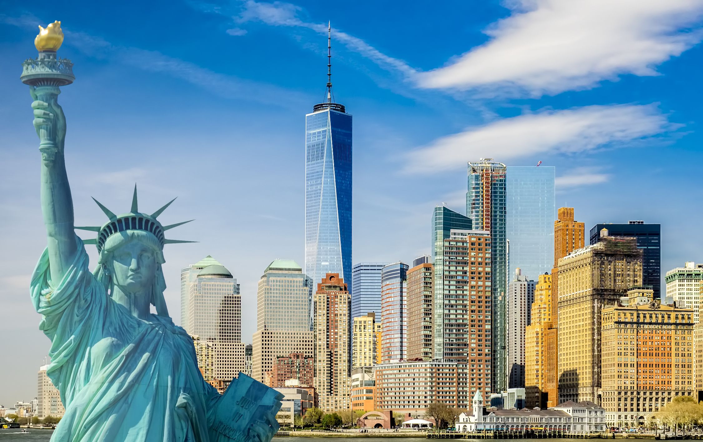 Чем известна страна сша. Статуя свободы Нью-Йорк. Манхэттен статуя свободы. Статуя свободы на фоне Нью-Йорка. Нью-Йорк Сити статуя свободы.