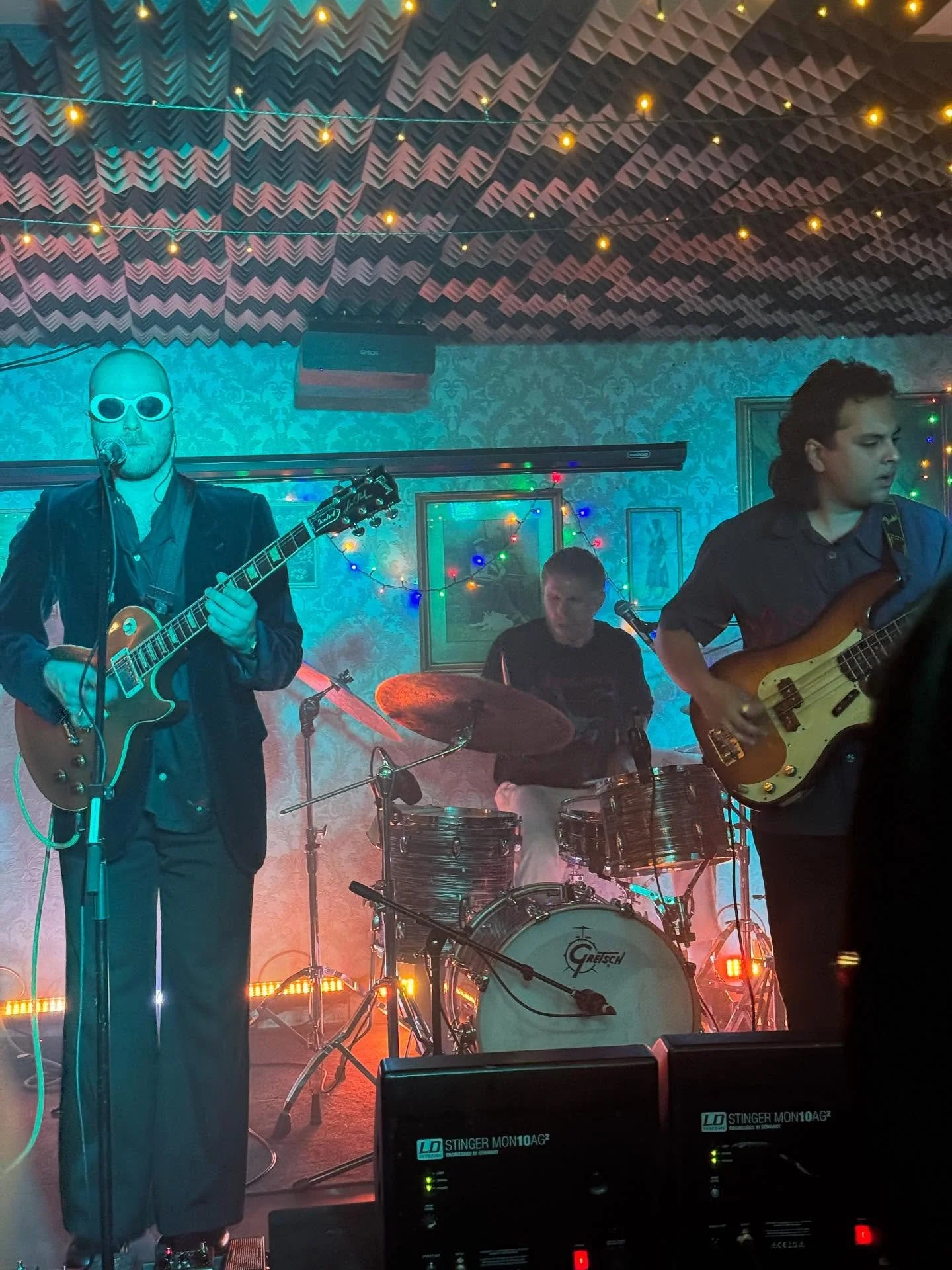 19.09.25 ππ€
•
#rockband #livemusic #rocknrollband #newmusic #bestnewmusic #gibsonlespaul #lespaul #goldtop